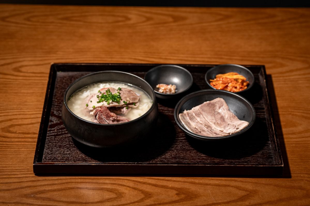 칠흑의 돼지 곰탕과 만둣국. 네이버지도 칠흑 업체 등록 사진
