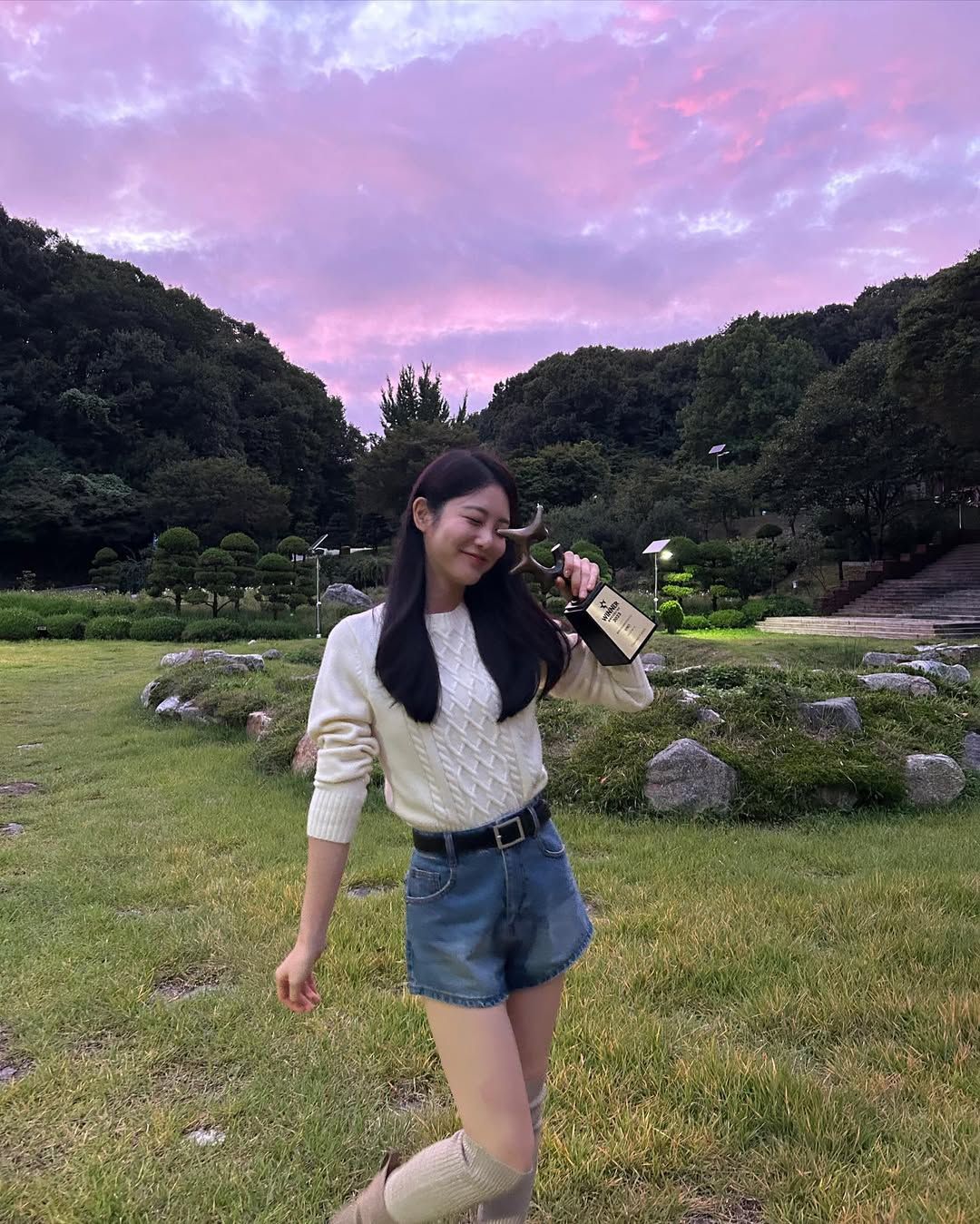 니트와 쇼츠 조합으로 가을 패션을 완성한 신예은. 인스타그램 @__shinyeeun