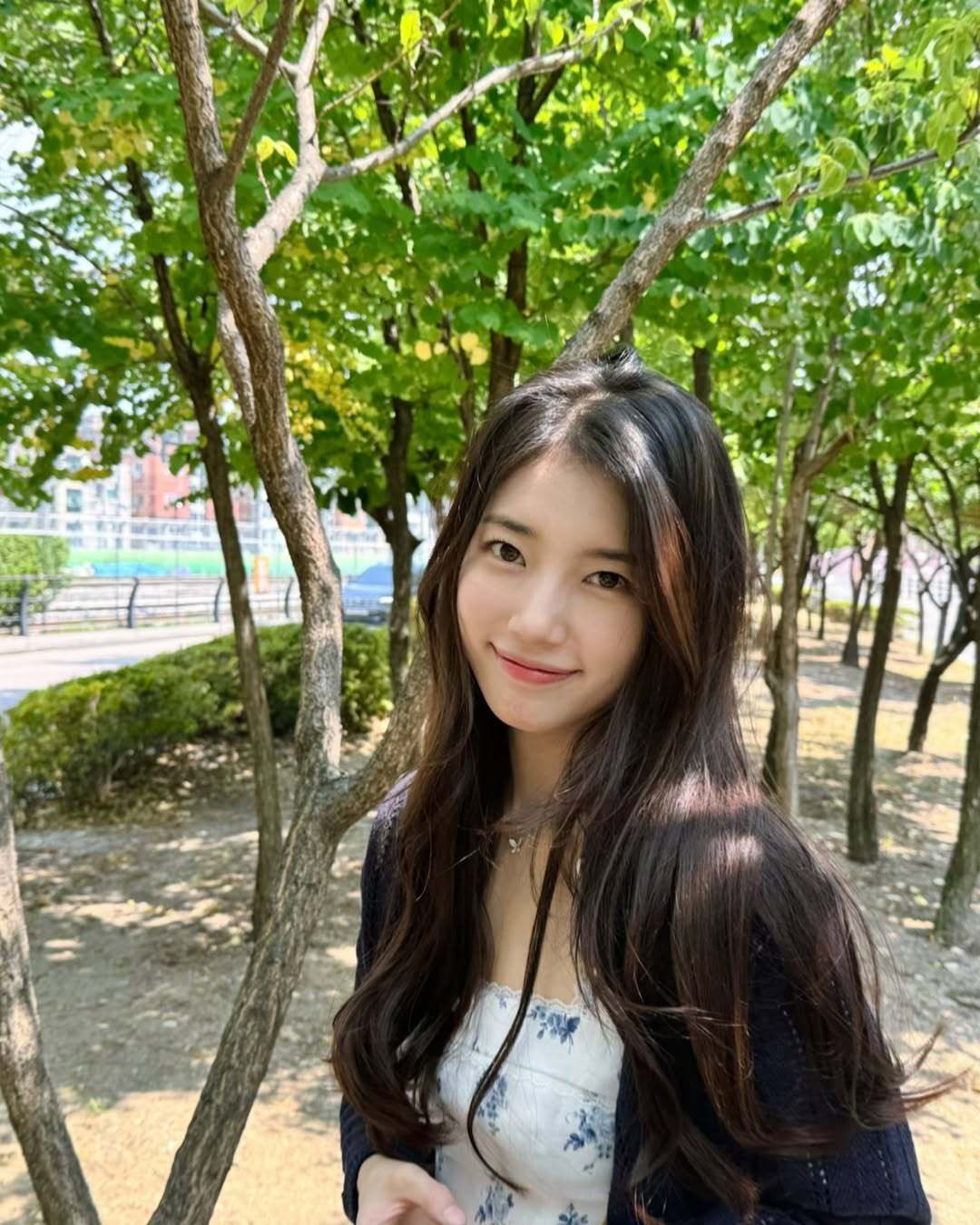 원피스와 카디건을 활용한 수지 데일리룩. 인스타그램 @skuukzky