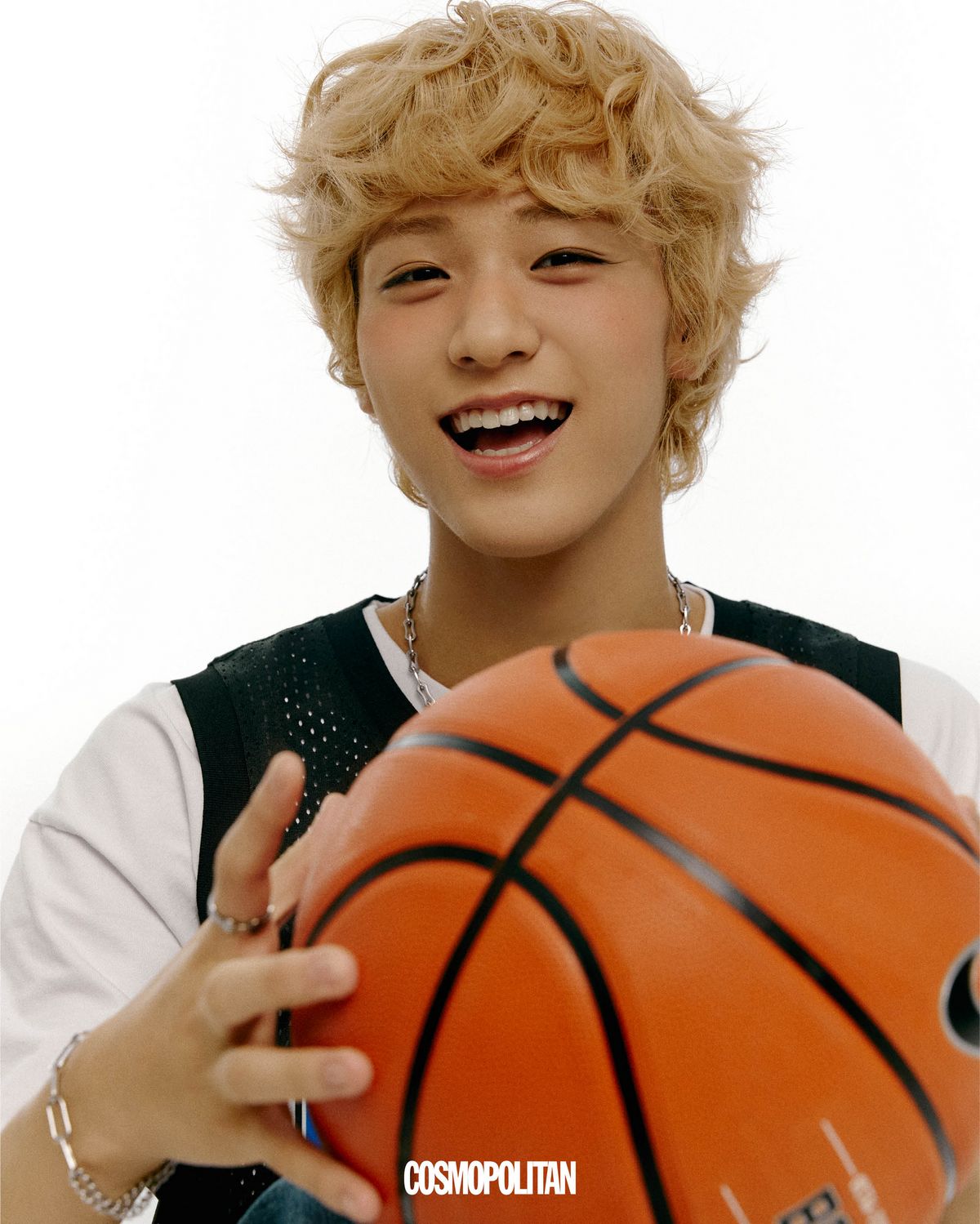 슬리브리스 톱, 데님 팬츠 모두 Nba. 슈즈 Converse. 이너 톱, 목걸이 스타일리스트 소장품.