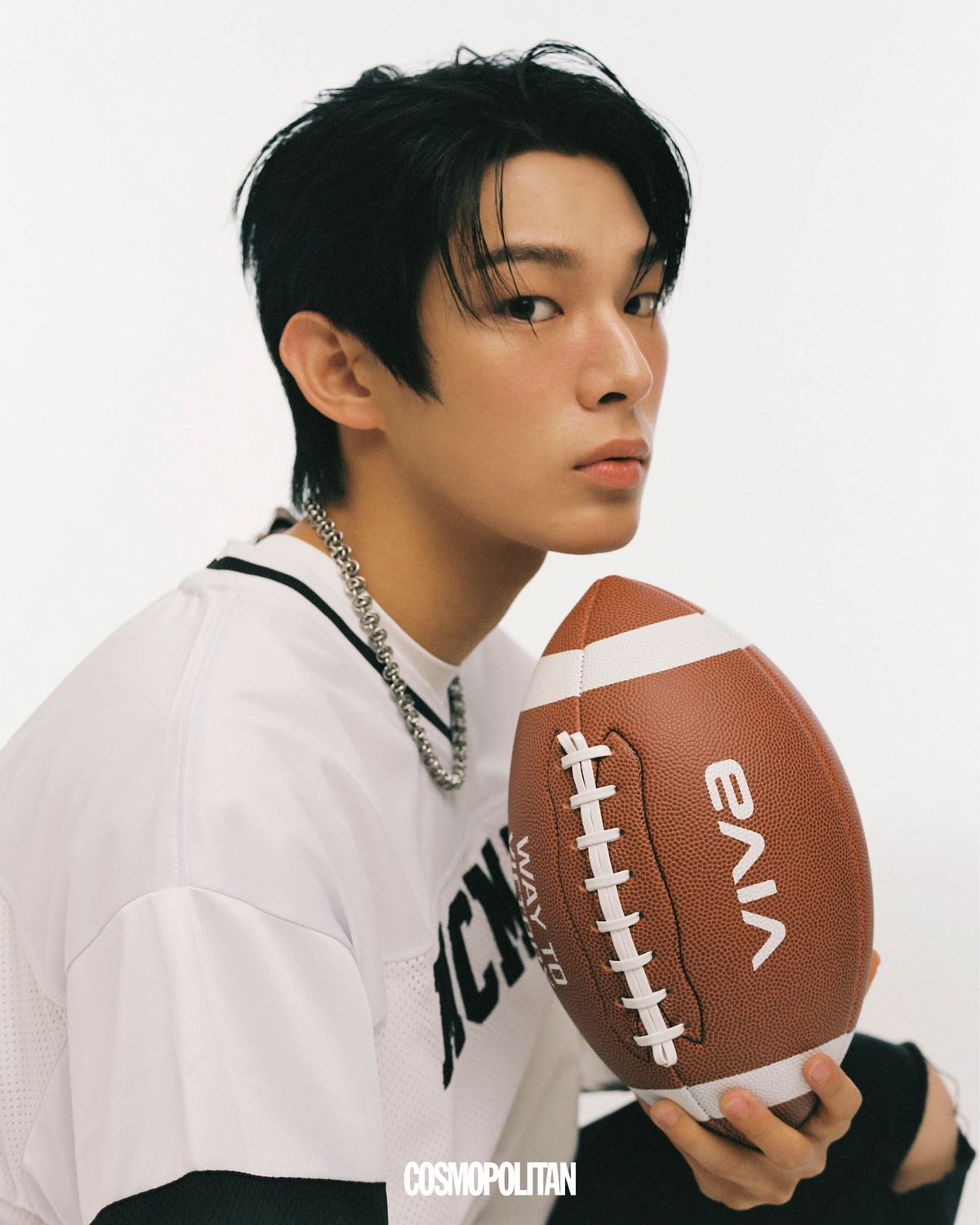 톱 New Era. 데님 팬츠 51percent. 이너 톱, 목걸이, 팔찌 스타일리스트 소장품.