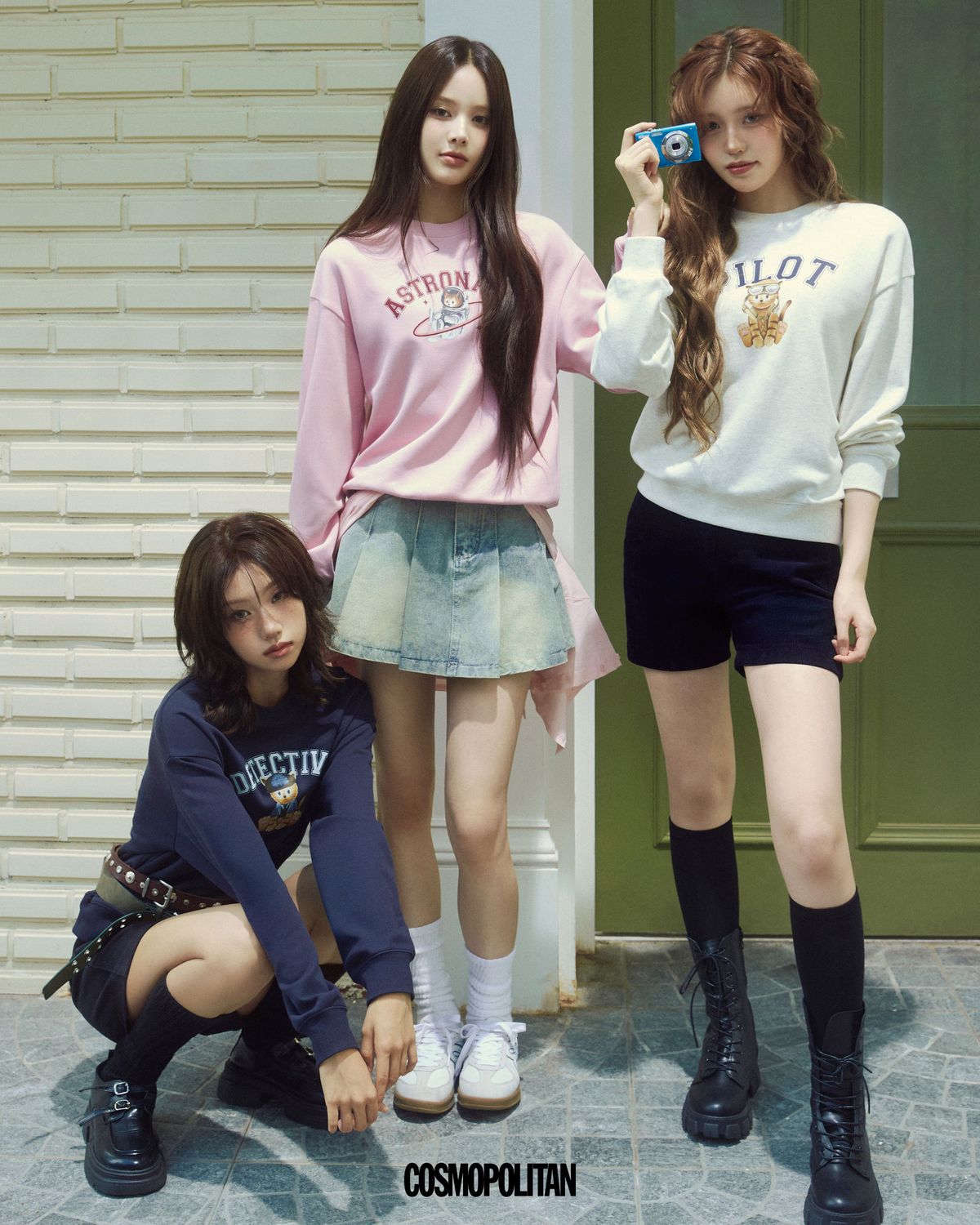 (왼쪽부터, 최정은)코숏 네이비 소프트 테리 스웨트셔츠 5만9천원대, 블랙 쇼츠 8만9천원대 모두 Polham. 벨트, 양말, 로퍼 스타일리스트 소장품. (방지민)코숏 핑크 소프트 테리 스웨트셔츠 5만9천원대 Polham. 미니스커트, 허리에 두른 셔츠, 양말, 스니커즈 스타일리스트 소장품. (정세비)코숏 오트밀 소프트 테리 스웨트셔츠 5만9천원대, 차콜 코듀로이 쇼츠 7만9천원대 모두 Polham. 니삭스, 부츠 스타일리스트 소장품.