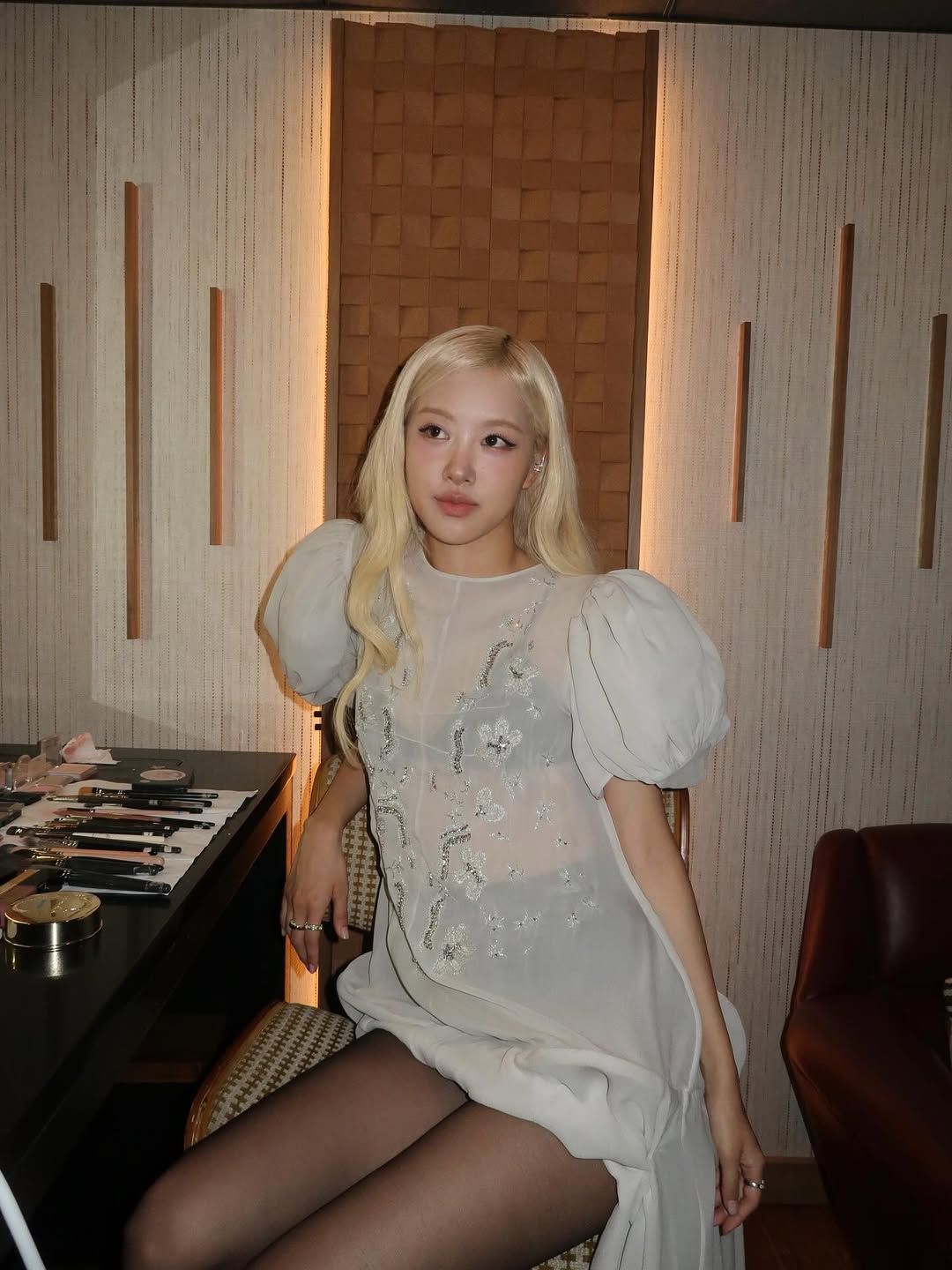 퍼프 소매 드레스를 입고 지미 팰런 쇼에 출연한 로제 인스타그램 @roses_are_rosie