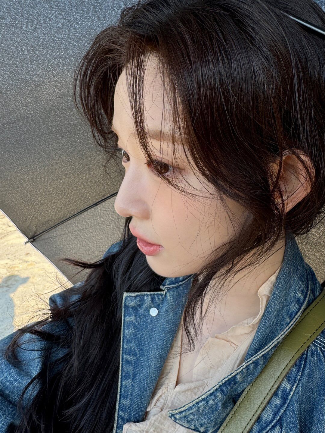 데님 셔츠 아우터 활용법. 인스타그램 @yoonjiiii