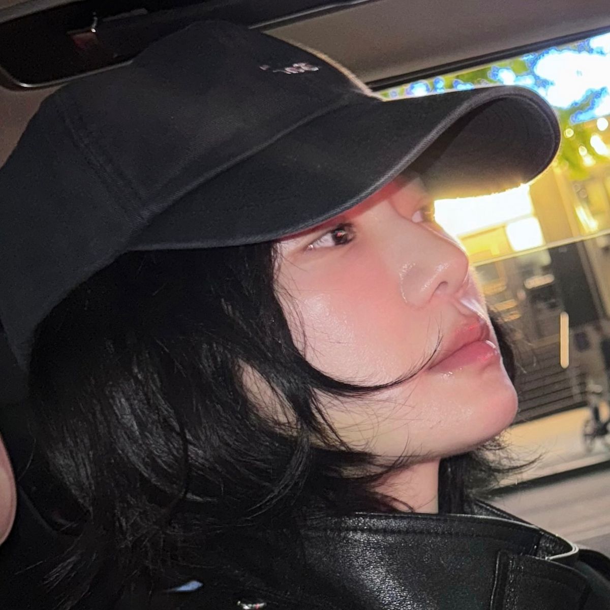 하이넥 레더자켓을 입은 박규영. 인스타그램 @lavieenbluu