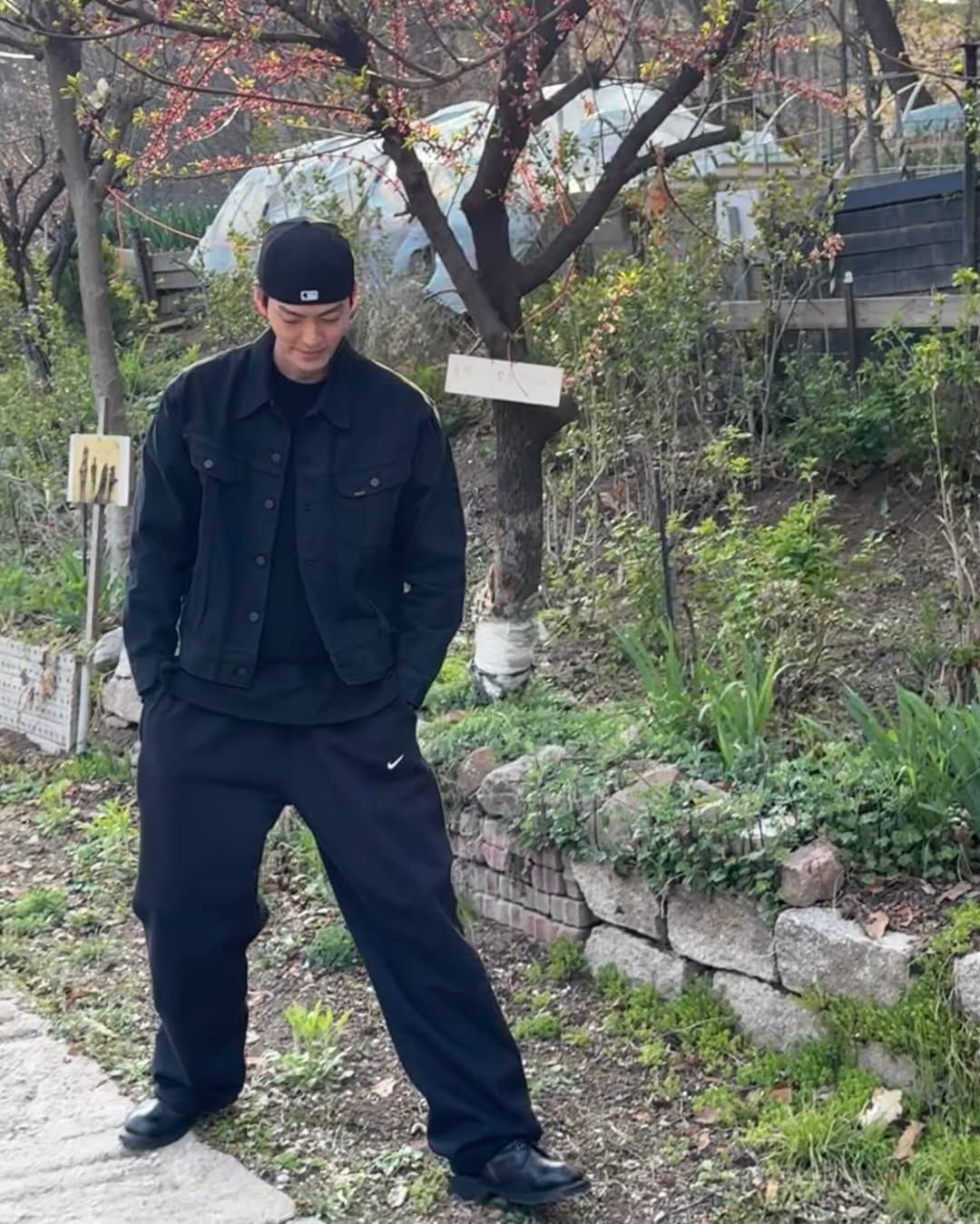 모자를 센스있게 쓴 김우빈. 인스타그램 @____kimwoobin