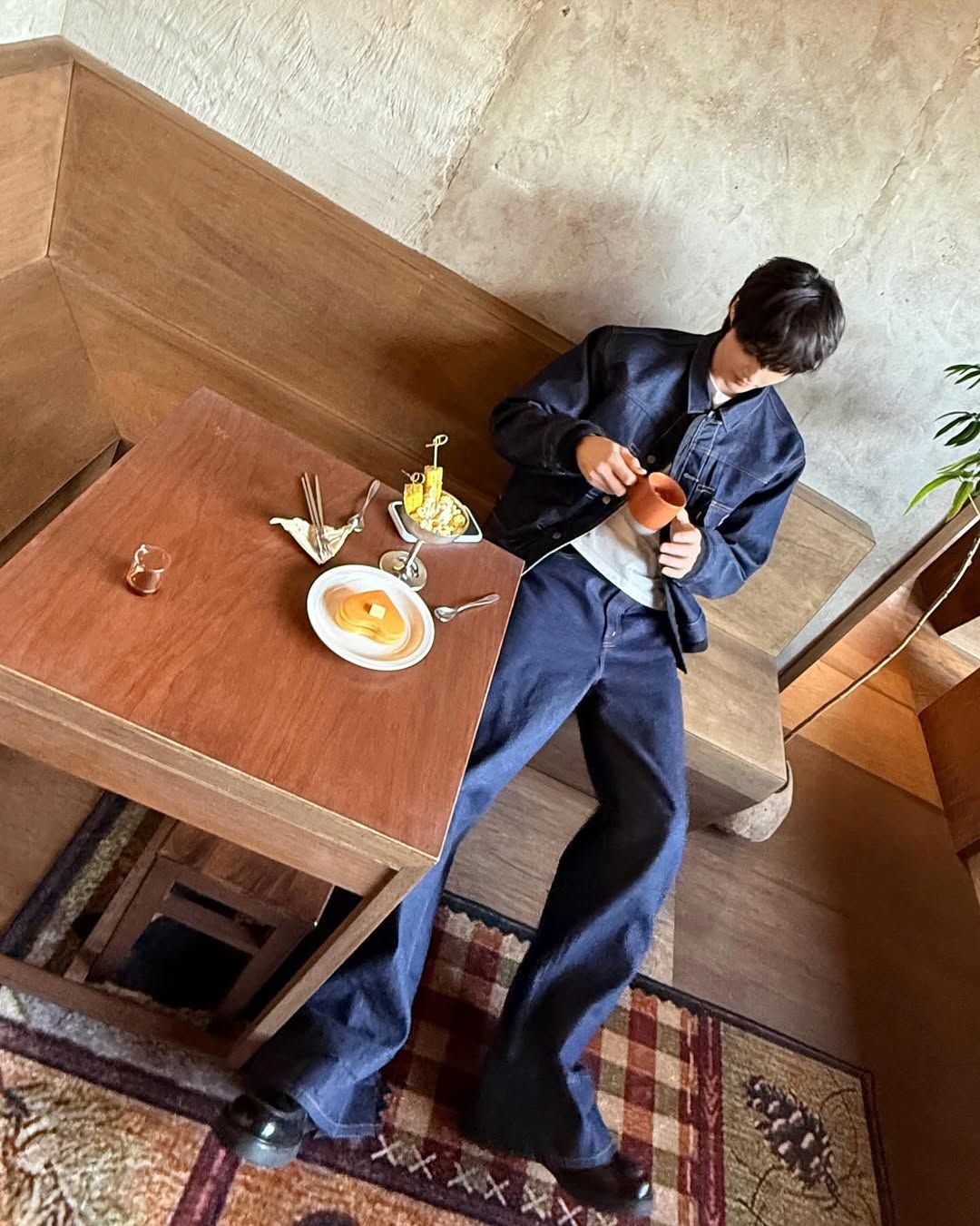 청청패션을 소화한 변우석. 인스타그램 @byeonwooseok