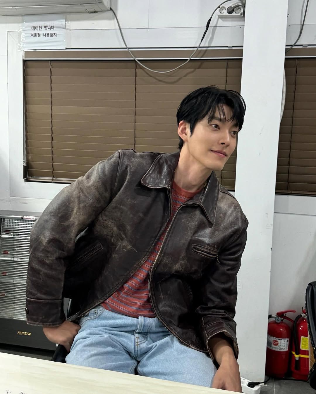 레더 재킷을 활용한 김우빈. 인스타그램 @____kimwoobin
