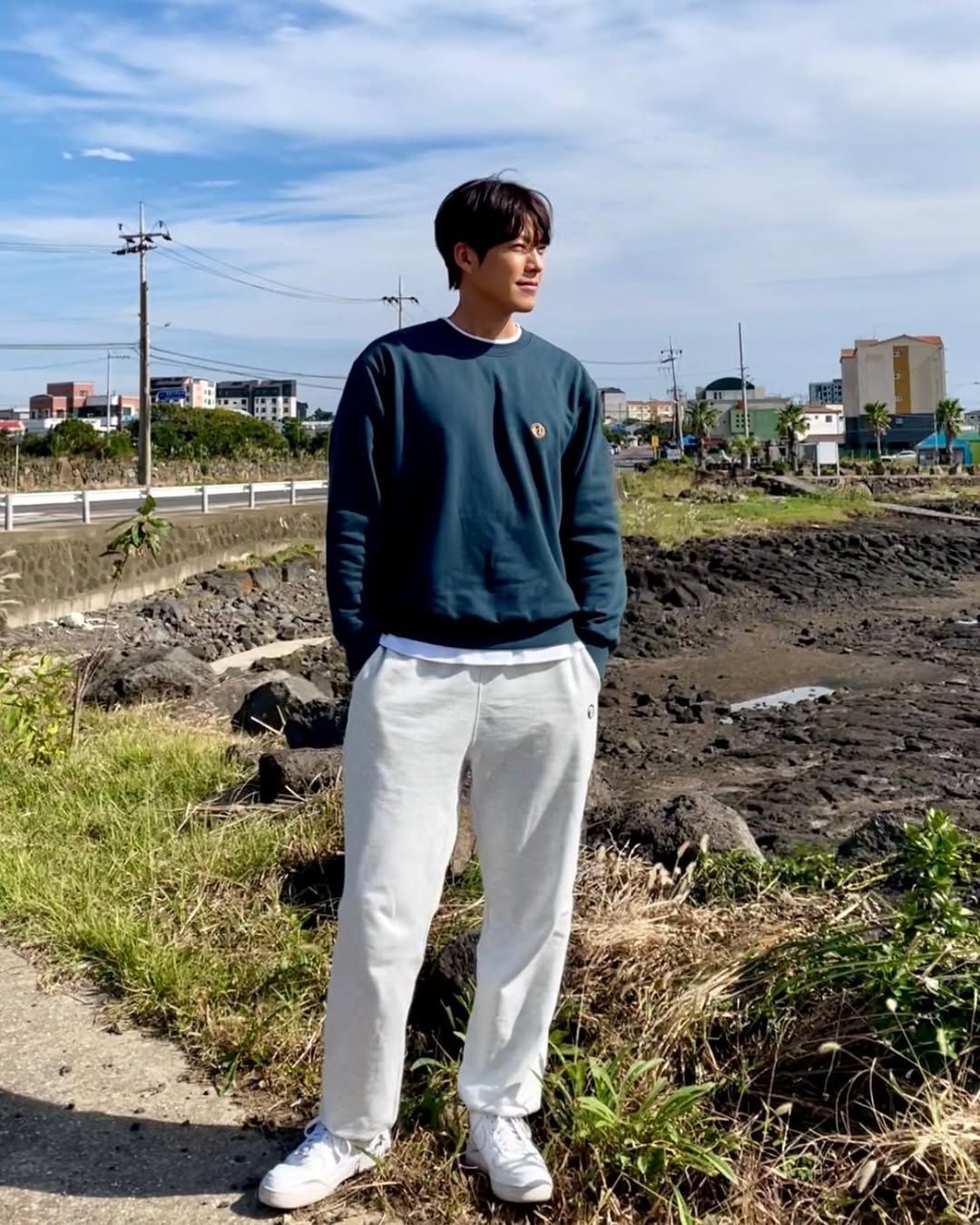 맨투맨을 착용한 김우빈. 인스타그램 @____kimwoobin