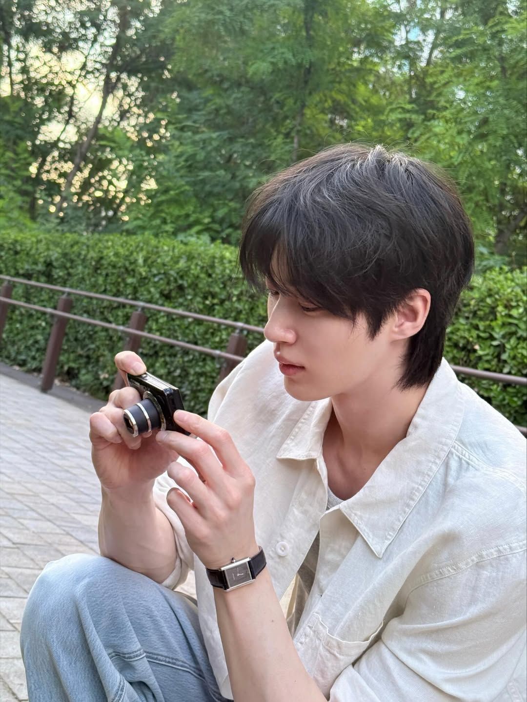 셔츠를 입은 변우석. 인스타그램 @byeonwooseok