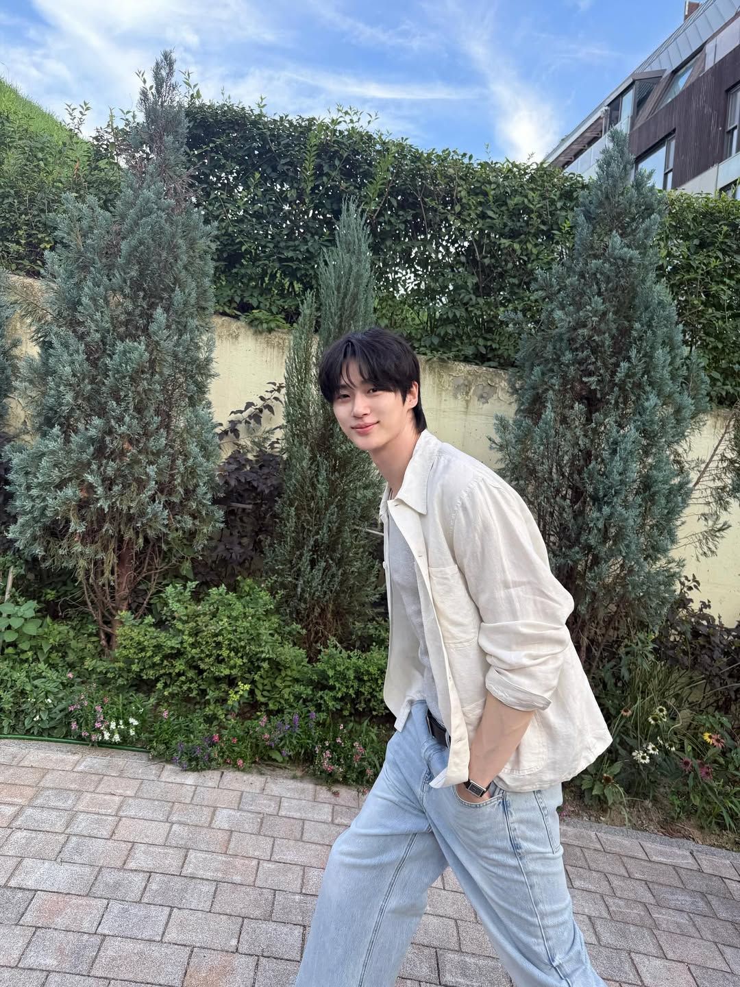 셔츠를 입은 변우석. 인스타그램 @byeonwooseok