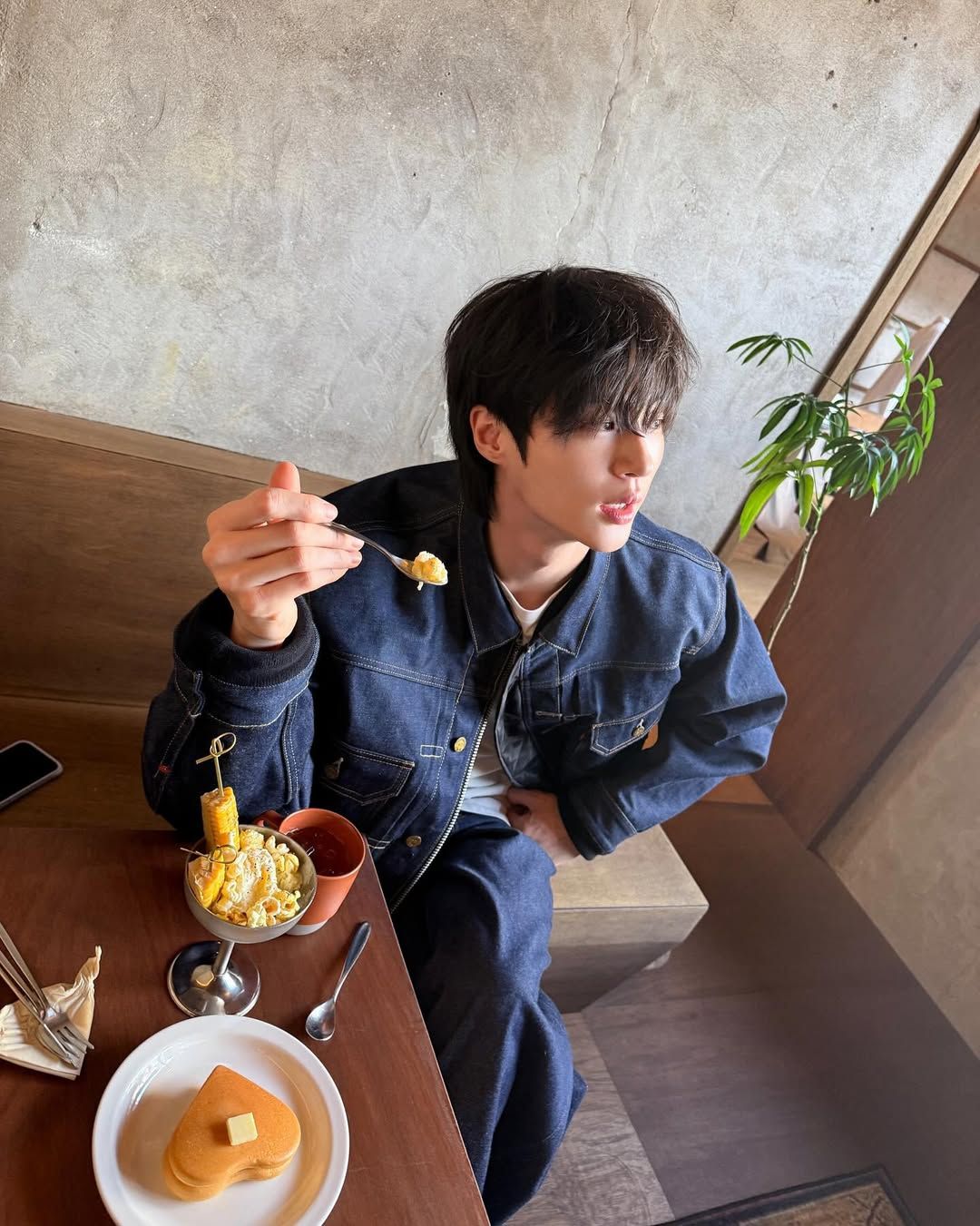 청청패션을 소화한 변우석. 인스타그램 @byeonwooseok