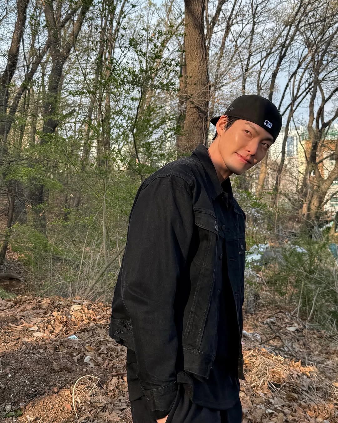 모자를 센스있게 쓴 김우빈. 인스타그램 @____kimwoobin