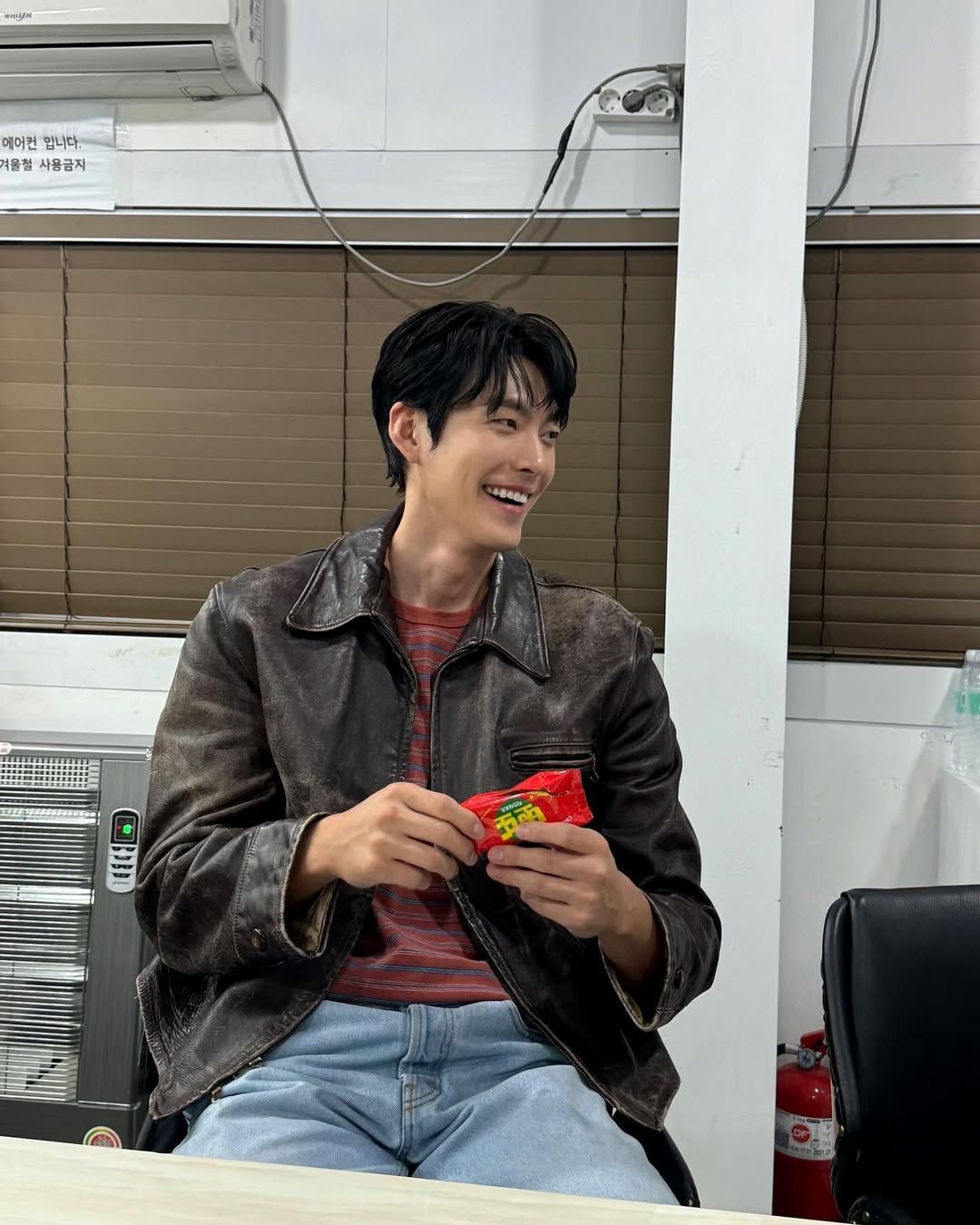 레더 재킷을 활용한 김우빈. 인스타그램 @____kimwoobin