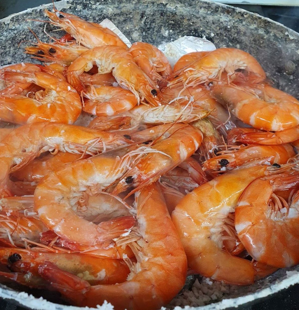 먹음직스러운 싱싱한 새우. 네이버지도 365활새우 창우수산 업체 사진