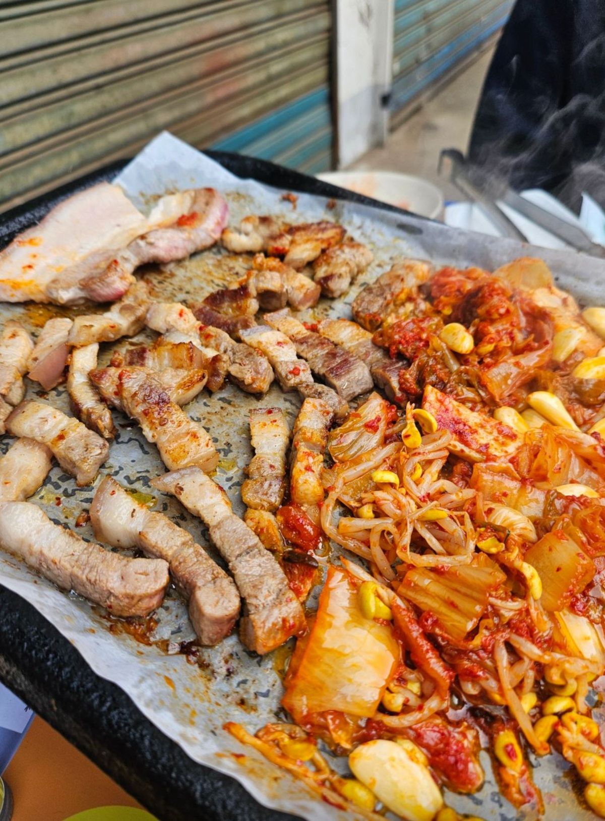 야장에서 먹을 수 있는 삼겹살. 네이버지도 향촌식당 업체 사진