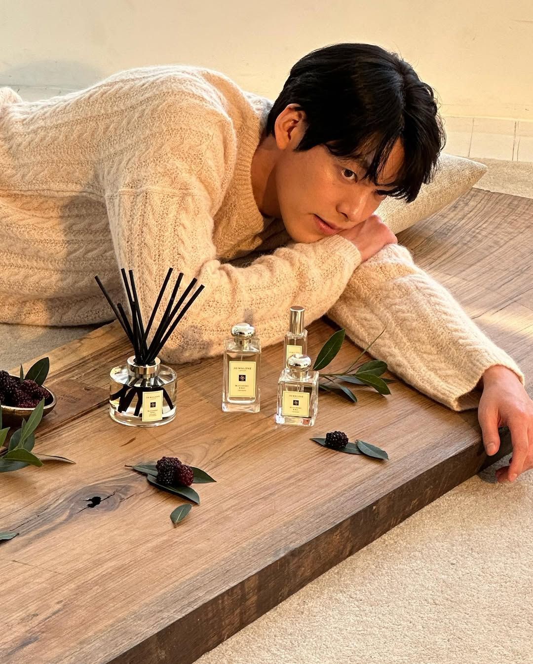 조 말론 런던 블랙베리 앤 베이와 함께한 김우빈. 인스타그램@____kimwoobin