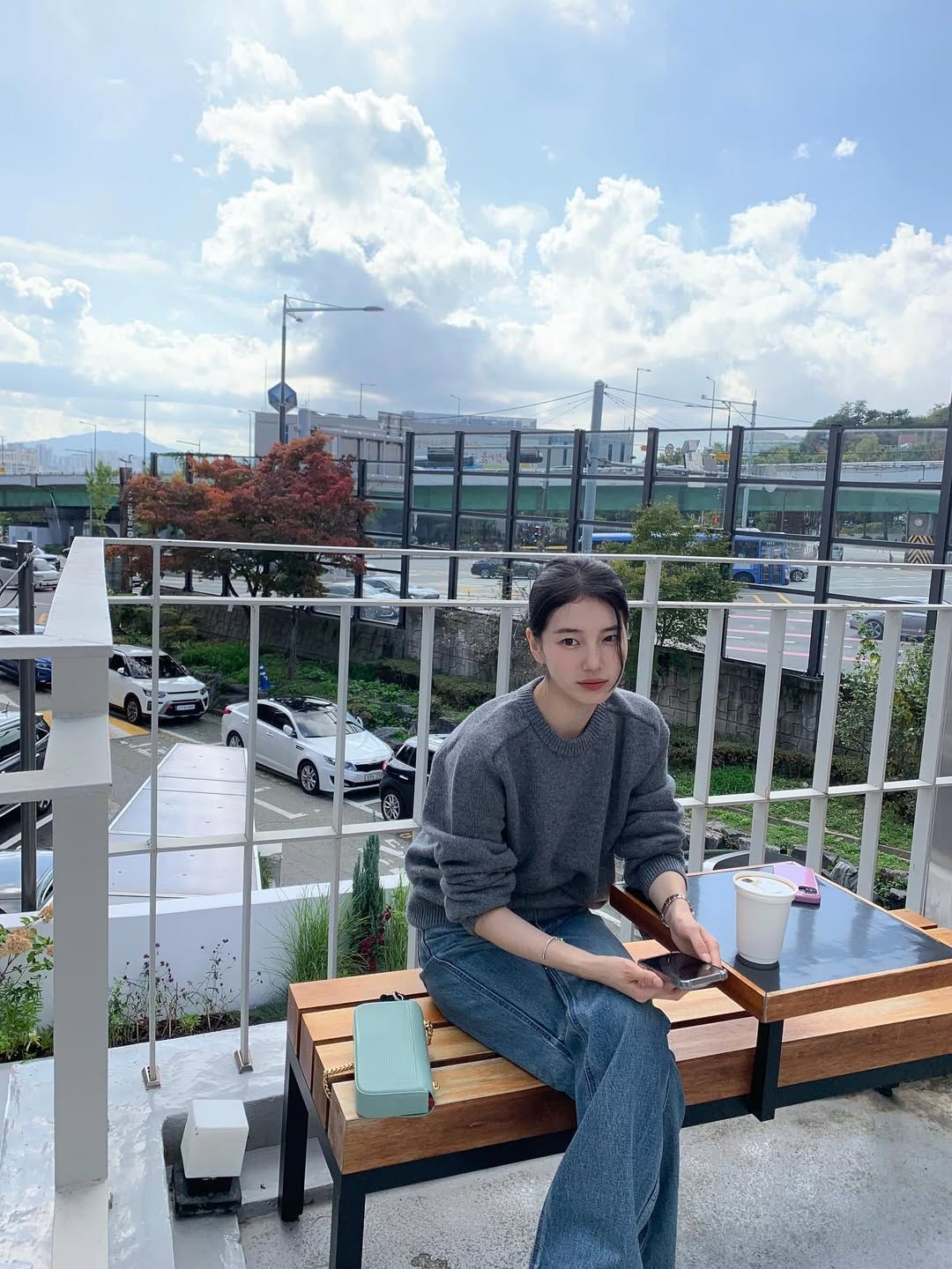 수지 가디건 패션 | 인스타그램 @skuukzky