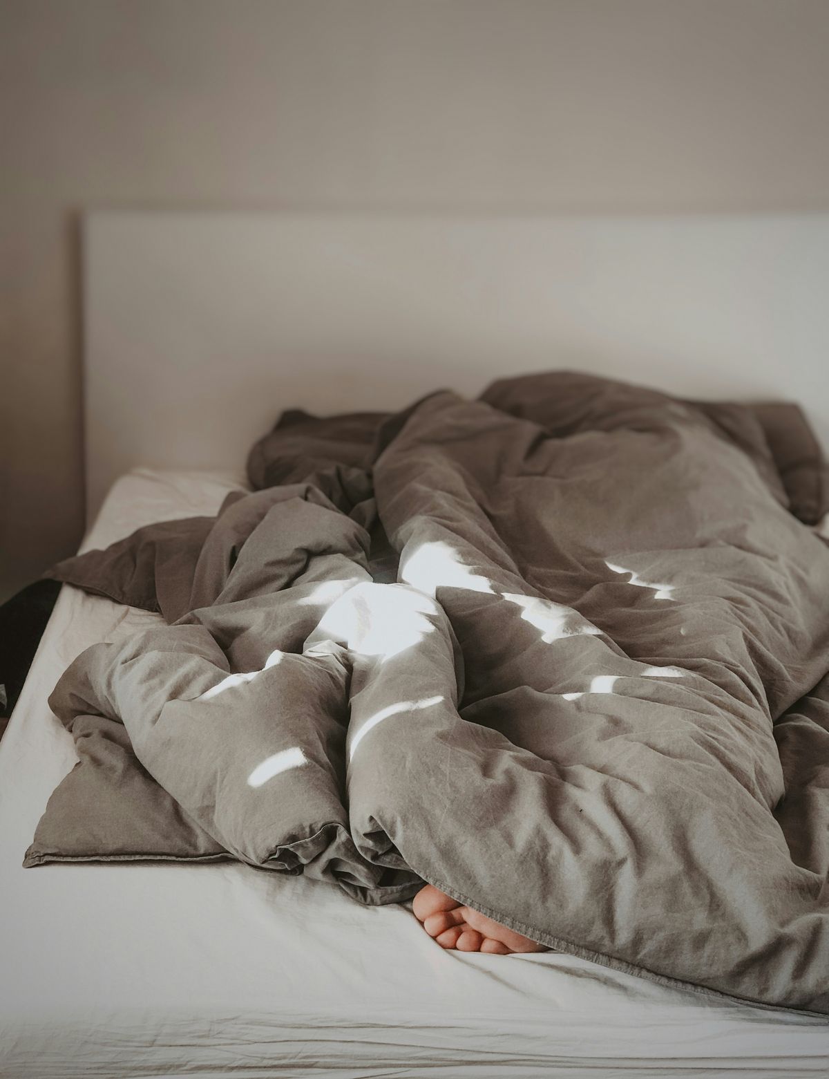 역류성 식도염과 속쓰림, 변비 등을 유발할 수 있는 식사 후 바로 눕기 이미지 Unsplash