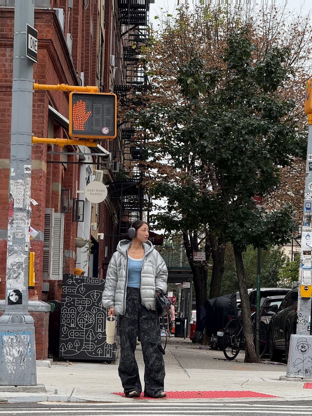 그레이 경량 패딩을 힙하게 코디한 지효. 인스타그램 @_zyozyo