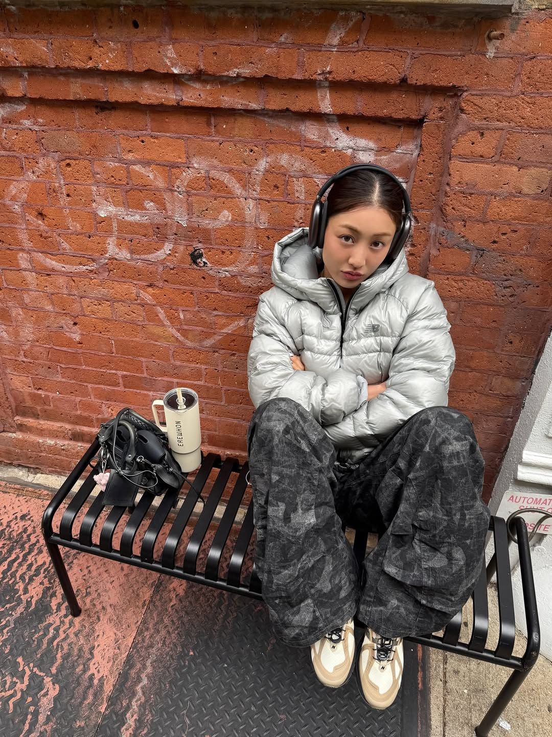 그레이 경량 패딩을 힙하게 코디한 지효. 인스타그램 @_zyozyo