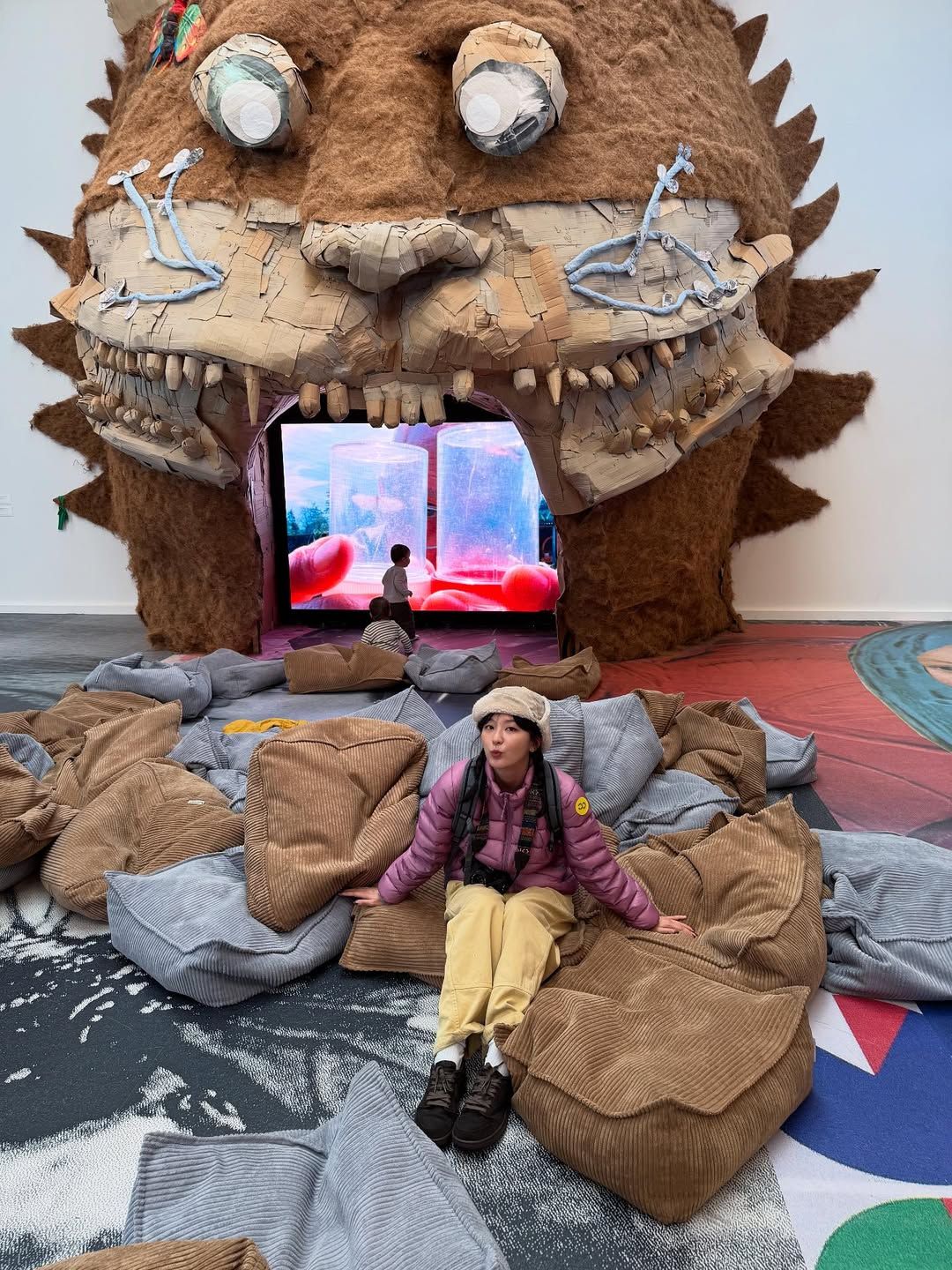 코펜하겐 여행 중 핑크 경량 패딩을 코디한 슬기. 인스타그램 @hi_sseulgi