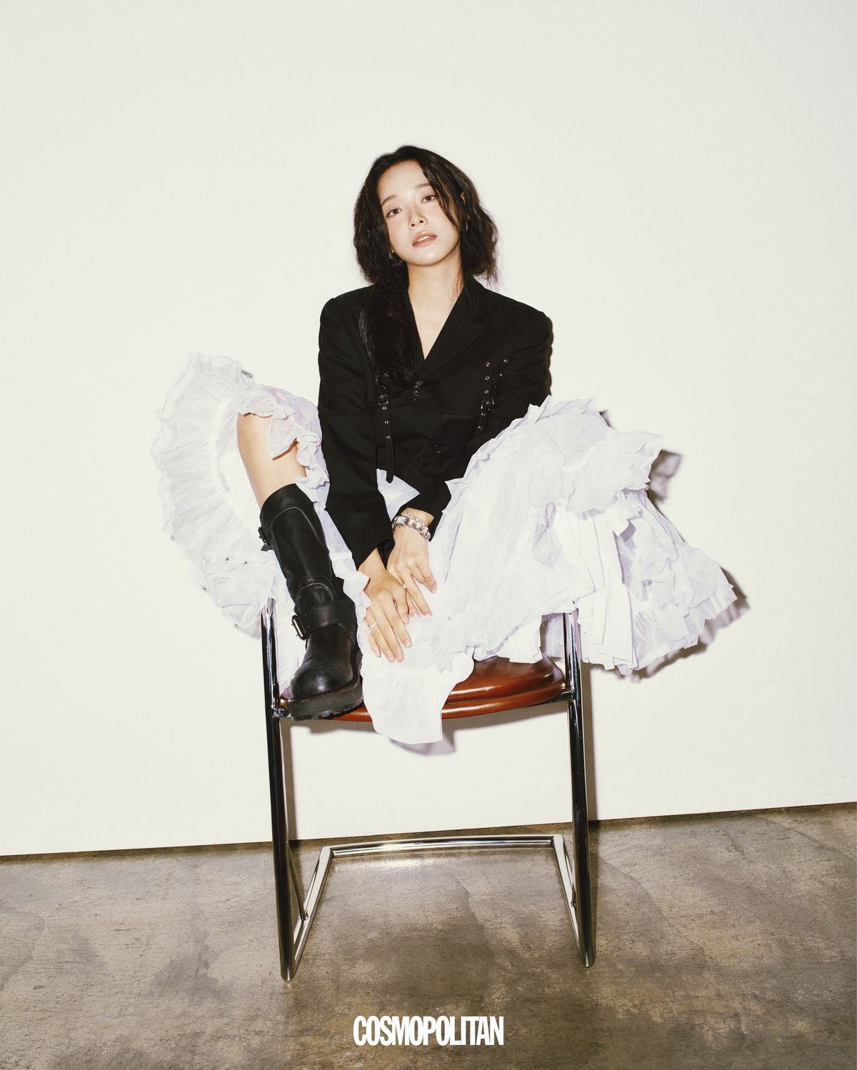 재킷 Noir Kei Ninomiya. 귀고리, 시계, 팔찌 모두 Swarovski. 스커트, 반지, 부츠 스타일리스트 소장품.