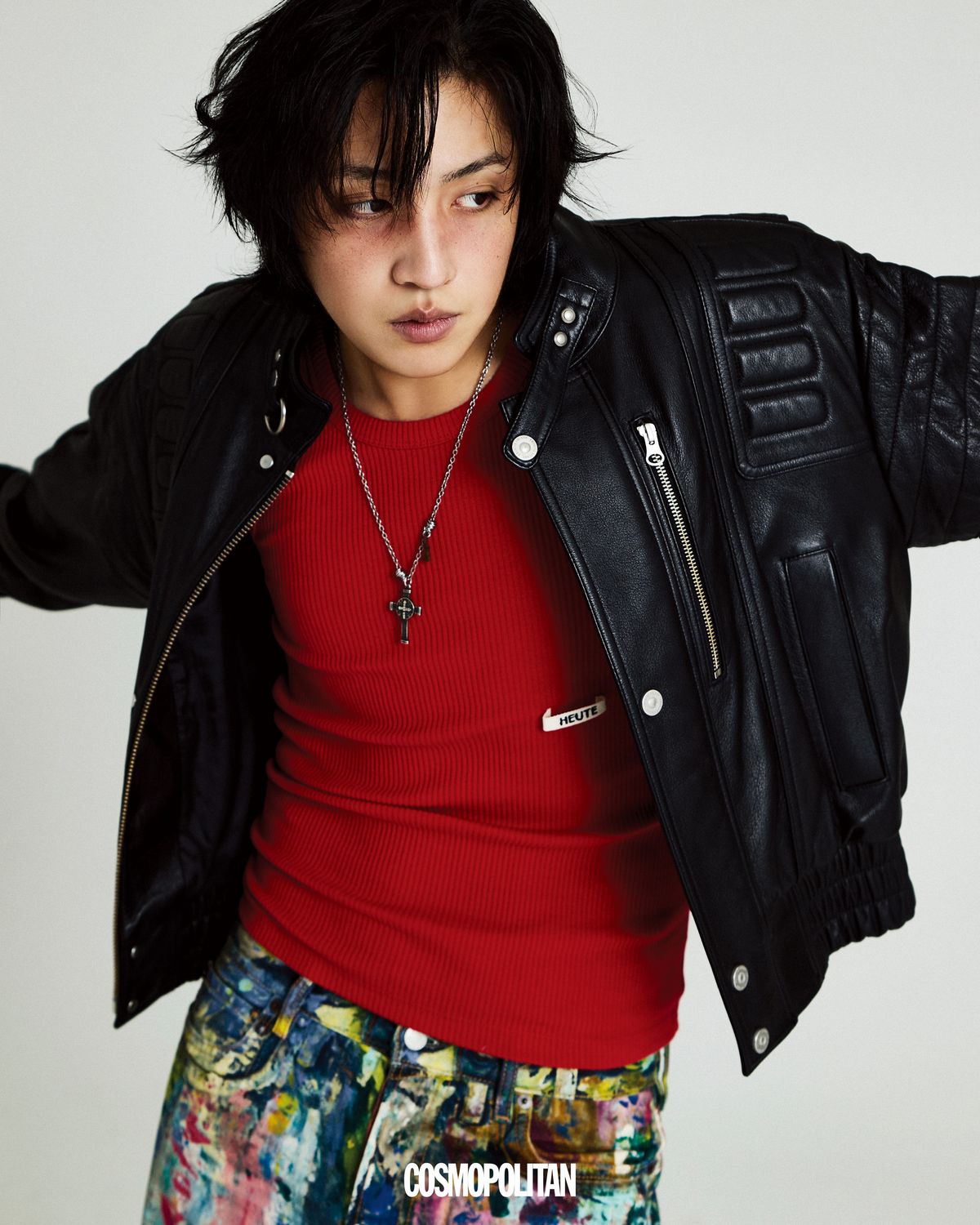 레더 재킷 Vacant Archive. 슬리브리스 톱 Heute. 팬츠 Acne Studios. 목걸이 본인 소장품.