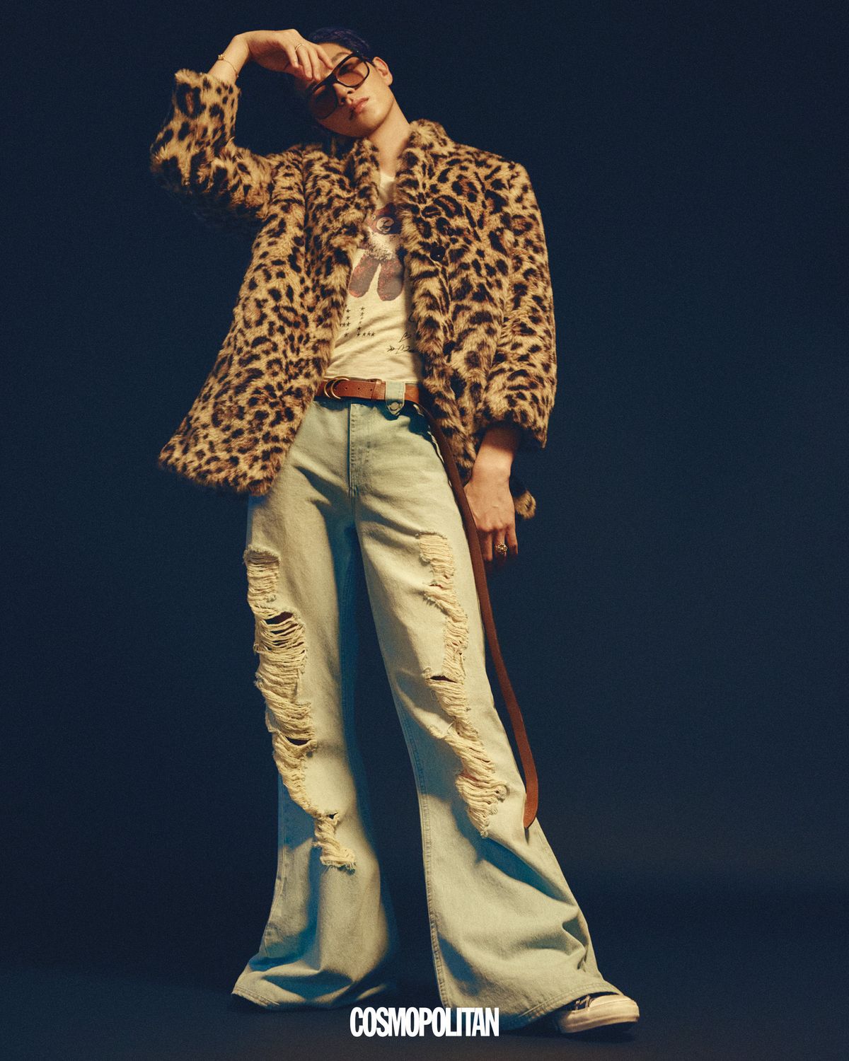 퍼 코트, 티셔츠, 벨트 모두 Coach. 선글라스 Saint Laurent by Anthony Vaccarello. 팔찌, 반지 모두 Buccellati. 스니커즈 Maison Margiela. 데님 팬츠 스타일리스트 소장품.