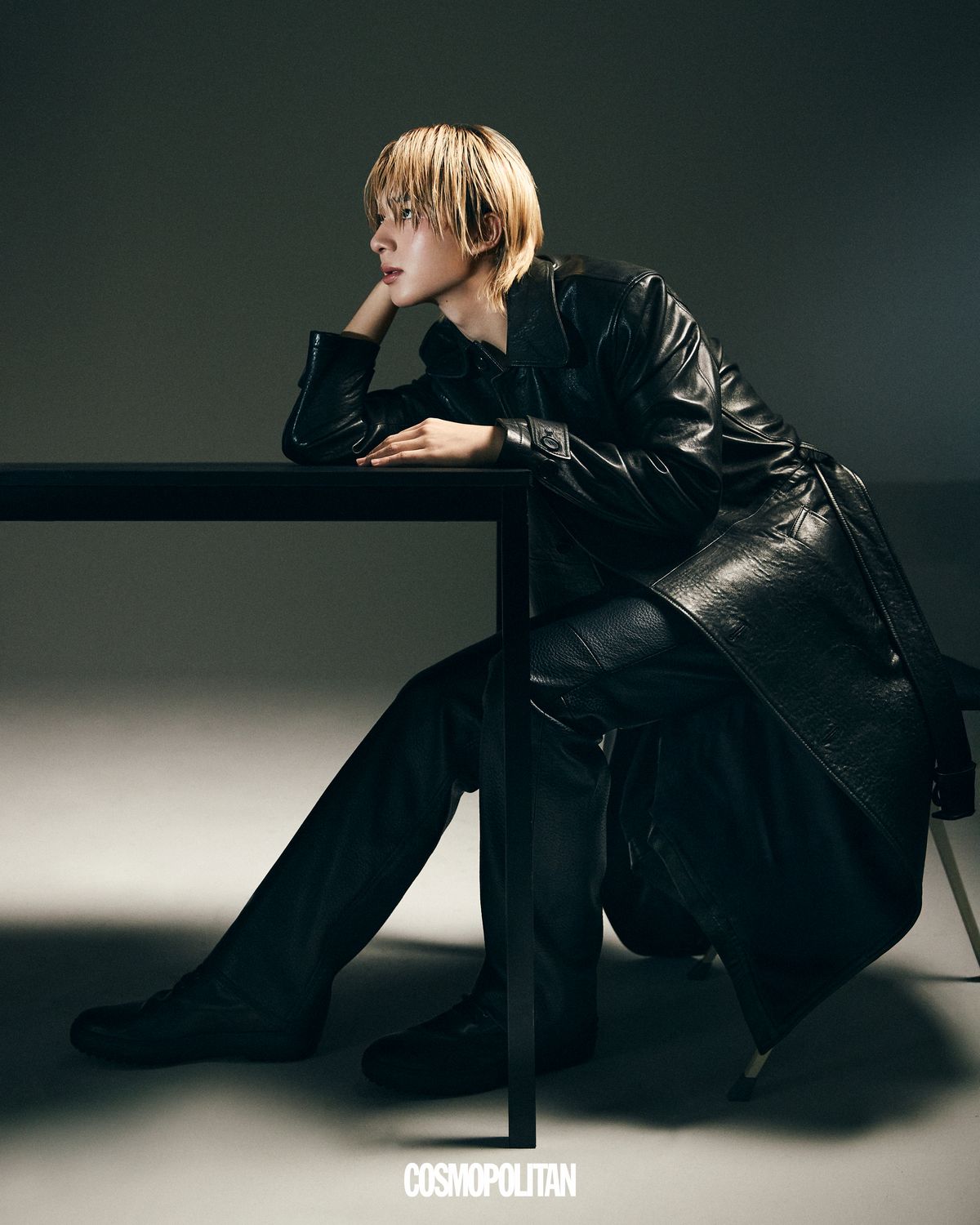 레더 코트 Hyeon Kim. 레더 팬츠 Recto. 부츠 Tod’s.