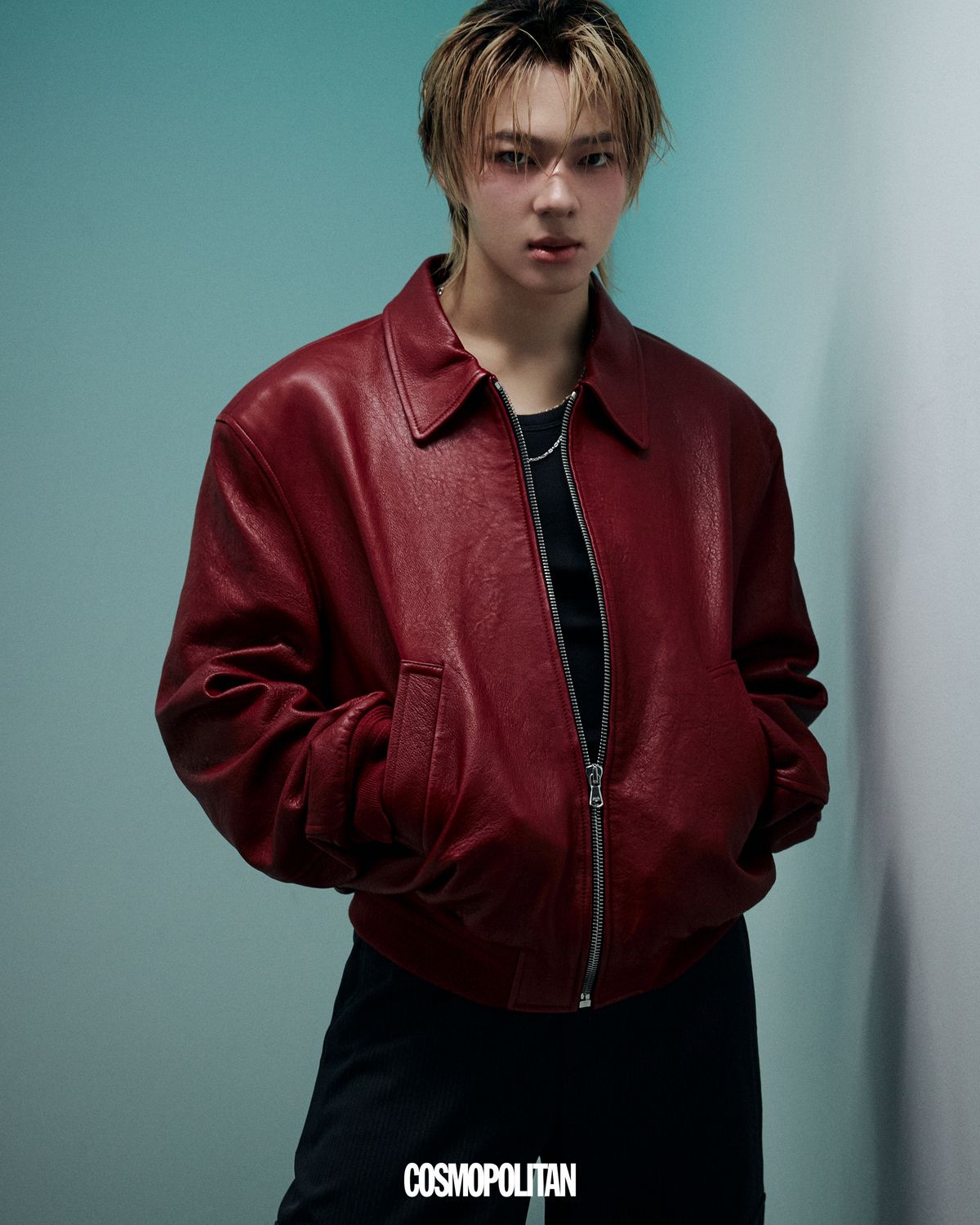 레더 재킷 Recto. 슬리브리스 톱 Cos. 팬츠 H&M. 목걸이 스타일리스트 소장품.