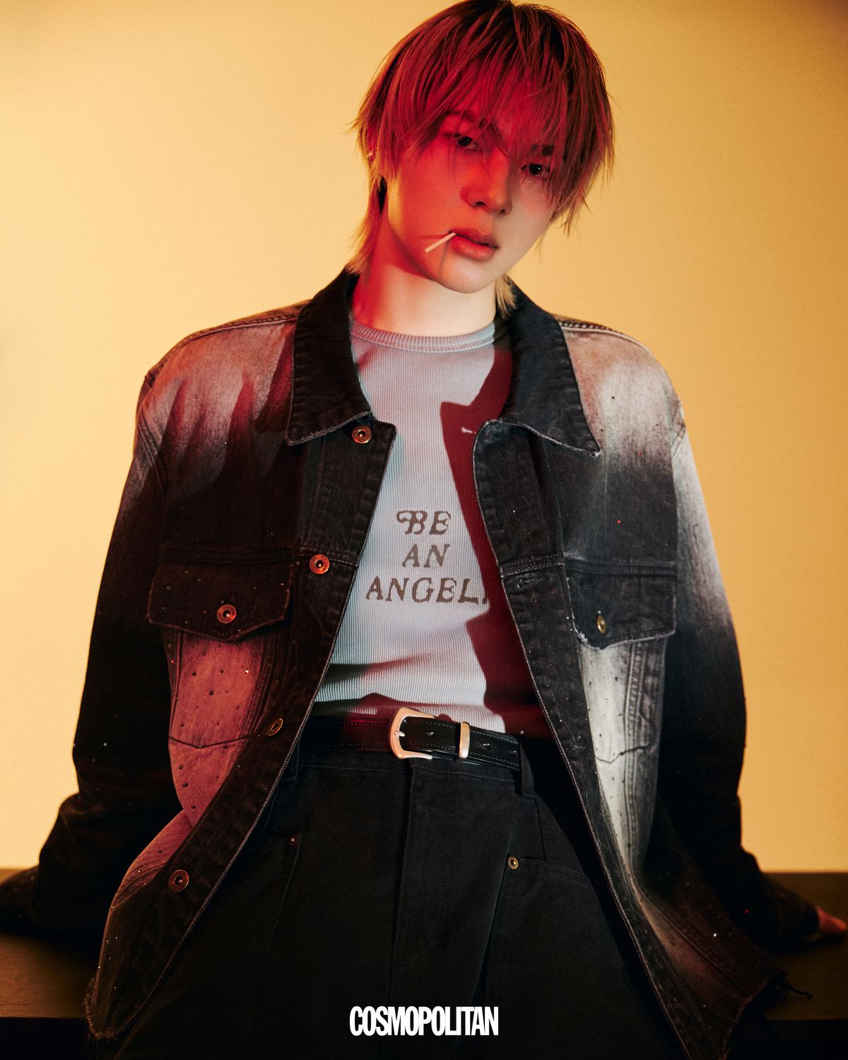 데님 재킷, 데님 팬츠 모두 We11done. 슬리브리스 톱 Lagoon1992. 이어 커프, 벨트 스타일리스트 소장품.