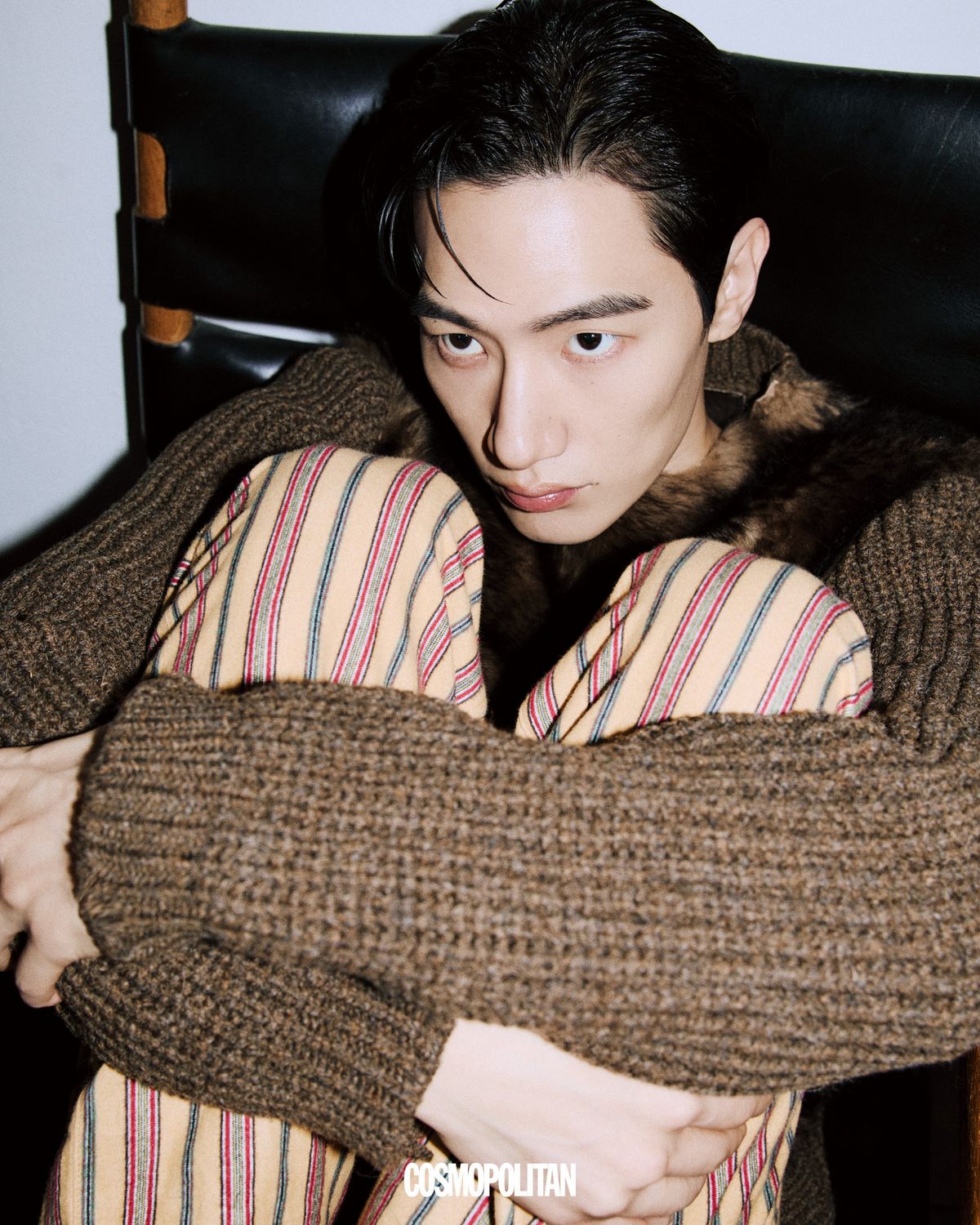 니트 톱, 팬츠 모두 Prada. 