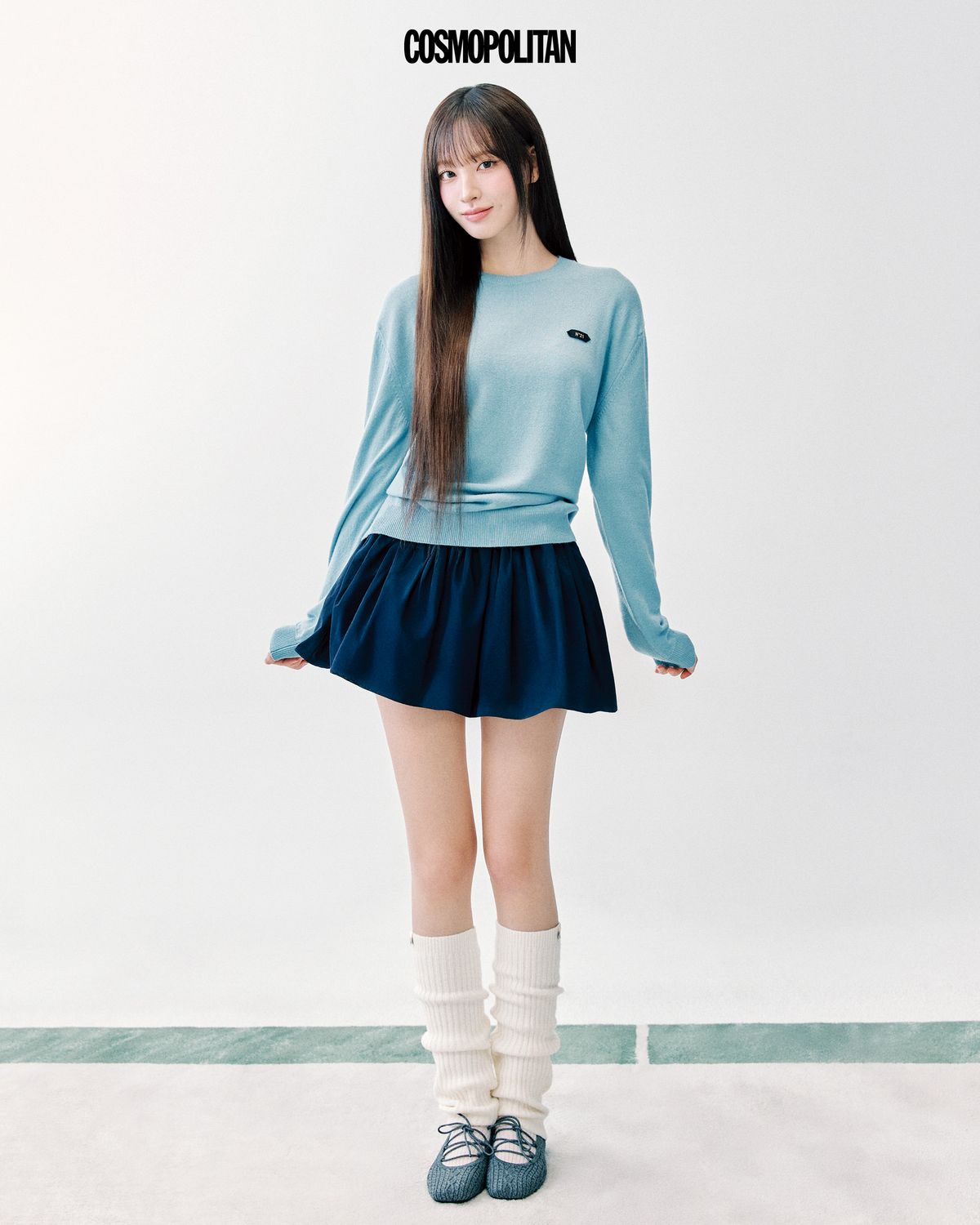 요가 매트에 쓰이는 EVA 소재 미드솔을 적용해 편안한 착화감을 자랑하는 그레이 니트 마일리 메리제인 22만8천원, 슬라우치 레그 워머 7만8천원 모두 Vivaia. 니트 톱, 미니스커트 스타일리스트 소장품.