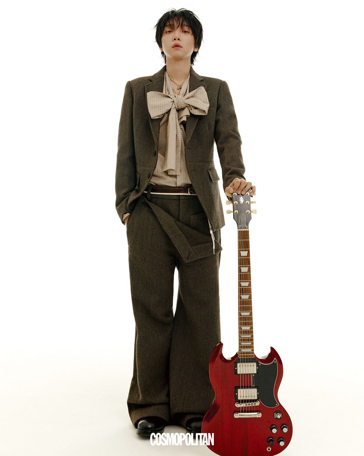 재킷, 셔츠, 팬츠, 슈즈 모두 Dries Van Noten. 목걸이 MR.J Works. 반지 Tom Wood. 벨트 Our Legacy.