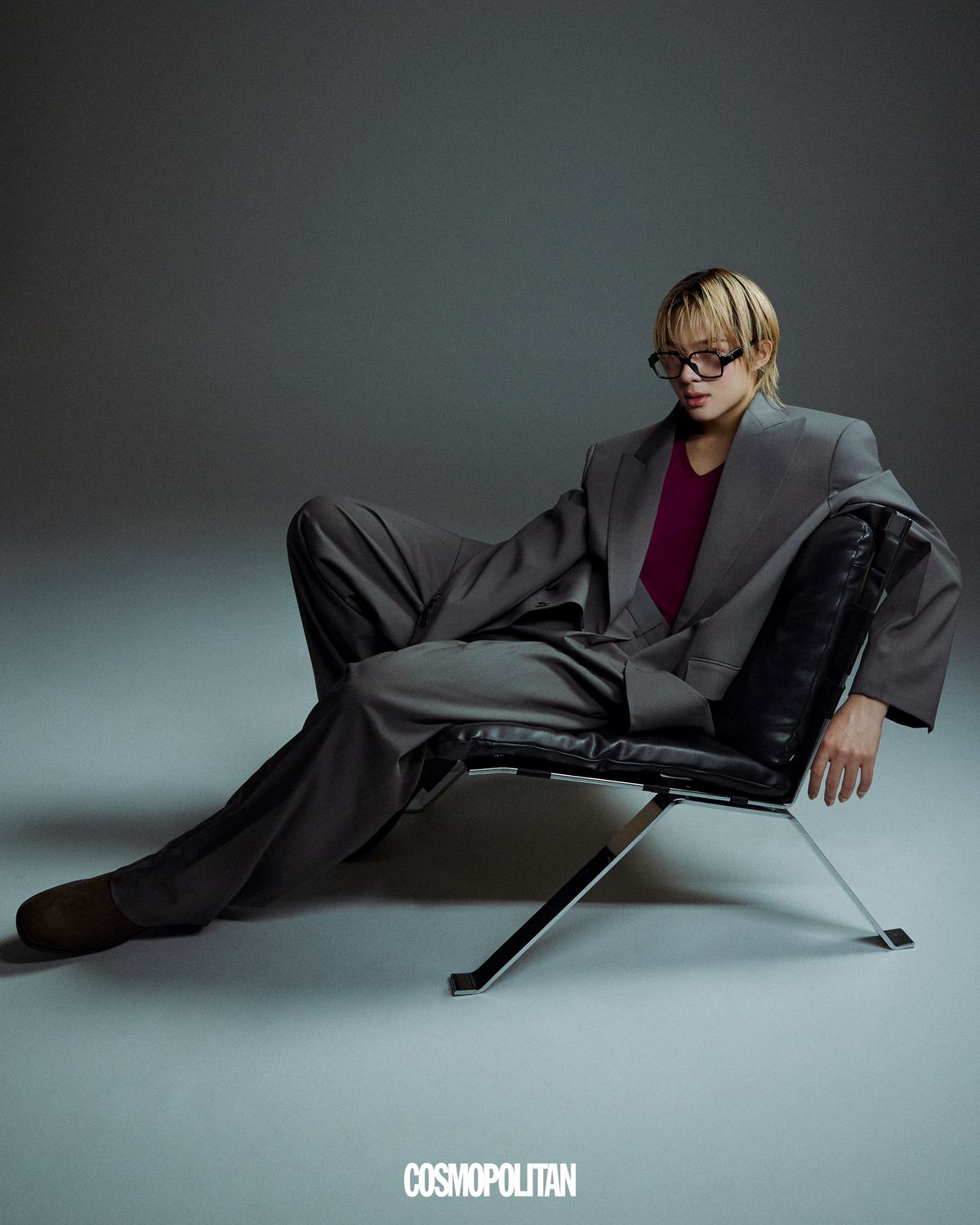 재킷, 팬츠 모두 Recto. 니트 톱 Labeless. 슈즈 Zara. 안경 스타일리스트 소장품.