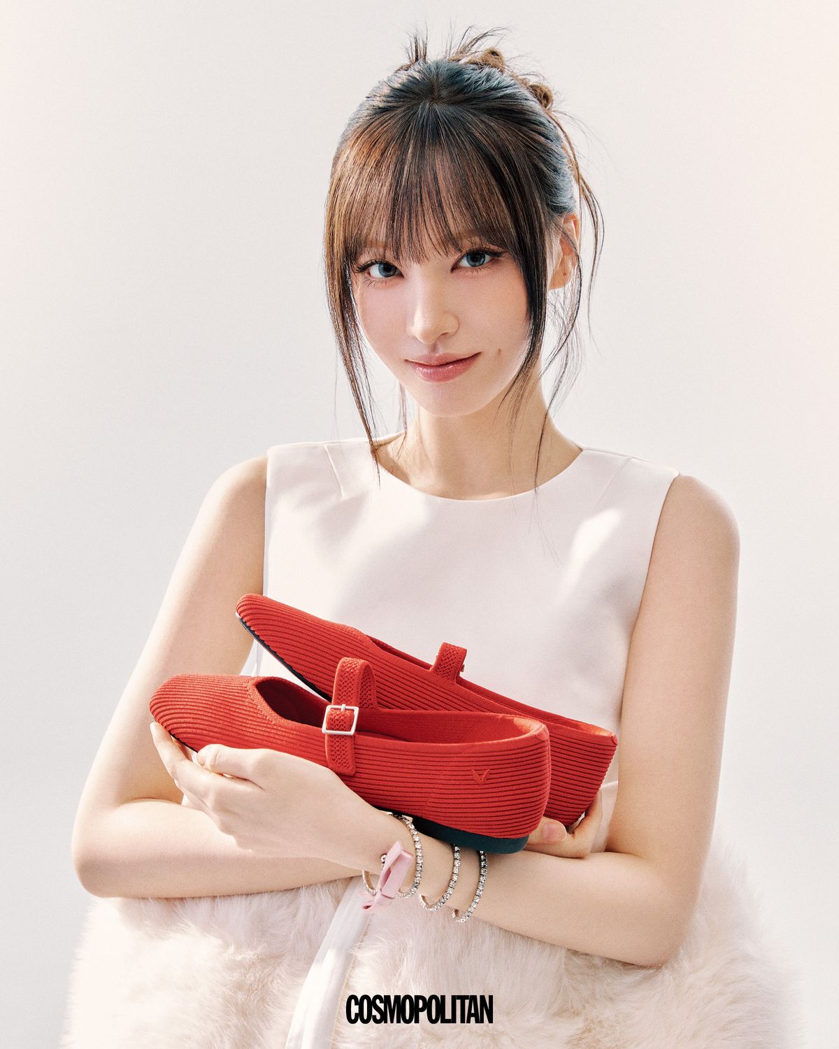 스퀘어 토 디자인과 조절 가능한 스트랩이 안정적인 착화감을 선사하는 마고트 메리제인 20만8천원 Vivaia. 미니드레스, 팔찌 스타일리스트 소장품.