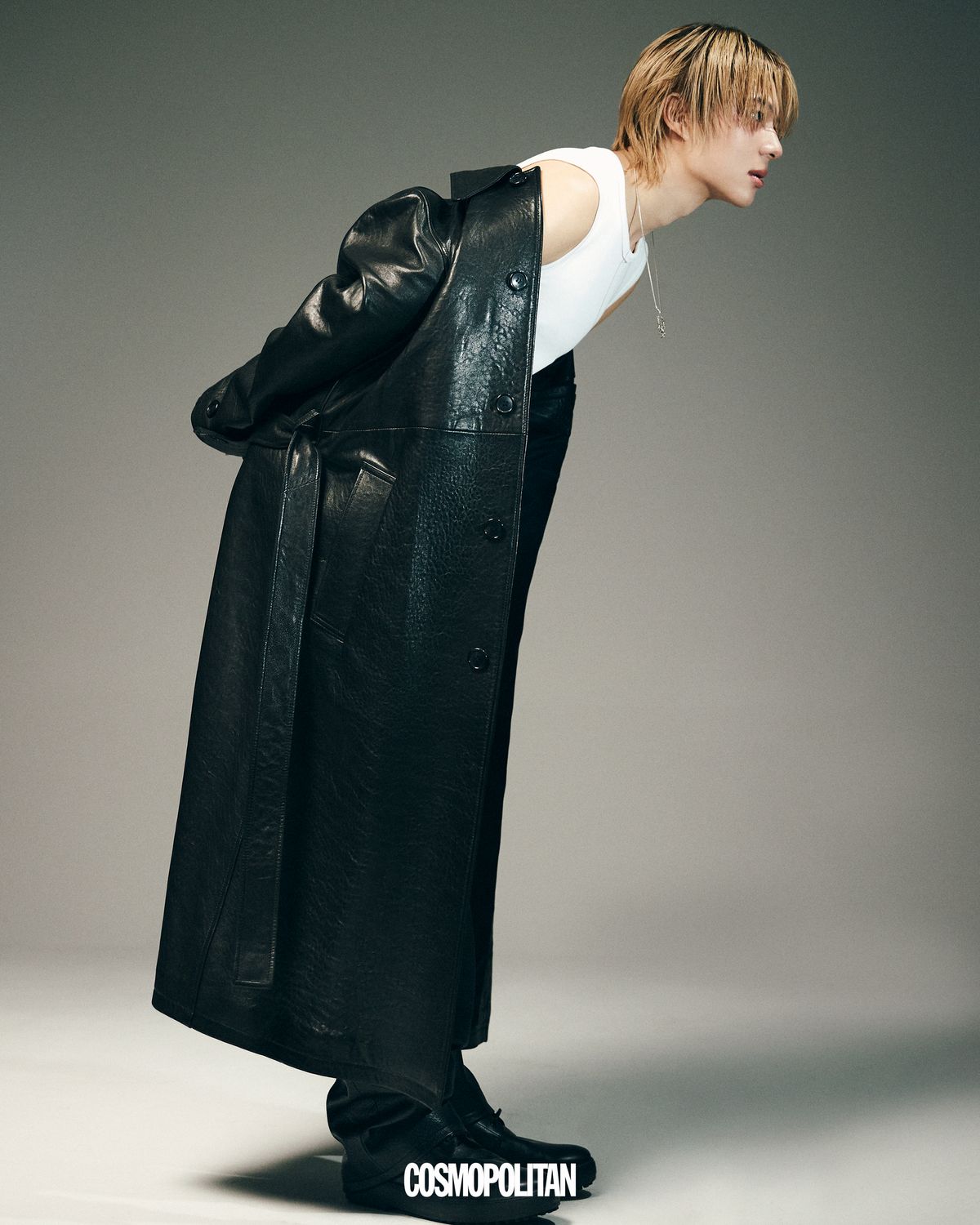 레더 코트 Hyeon Kim. 슬리브리스 톱 Zara. 팬츠 Recto. 부츠 Tod’s. 목걸이 스타일리스트 소장품.