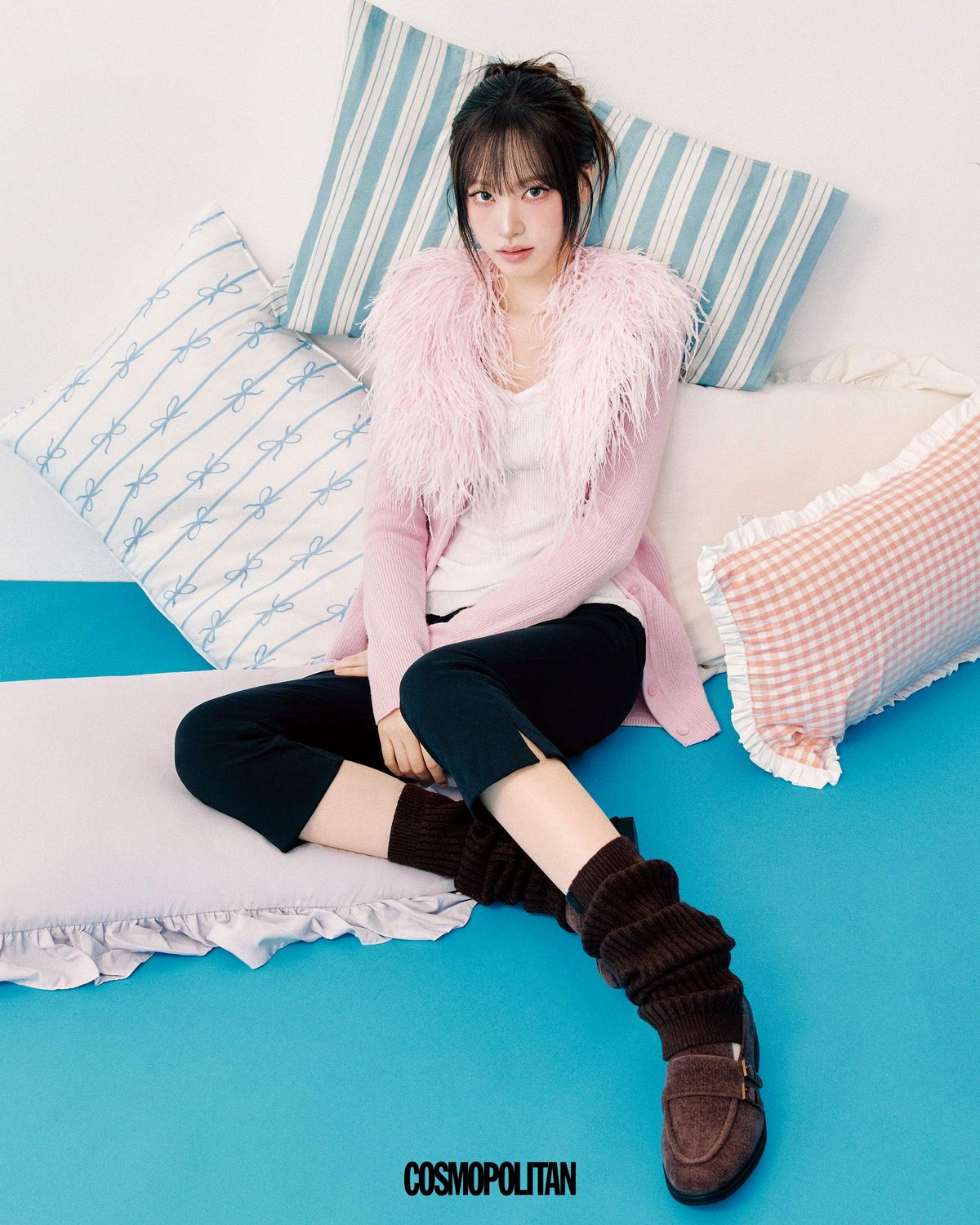 재활용 벨벳 소재와 빈티지 버클이 조화를 이루는 루시아나 로퍼 25만8천원, 슬라우치 레그 워머 7만8천원 모두 Vivaia. 퍼 카디건, 이너 톱, 카프리 팬츠 스타일리스트 소장품.