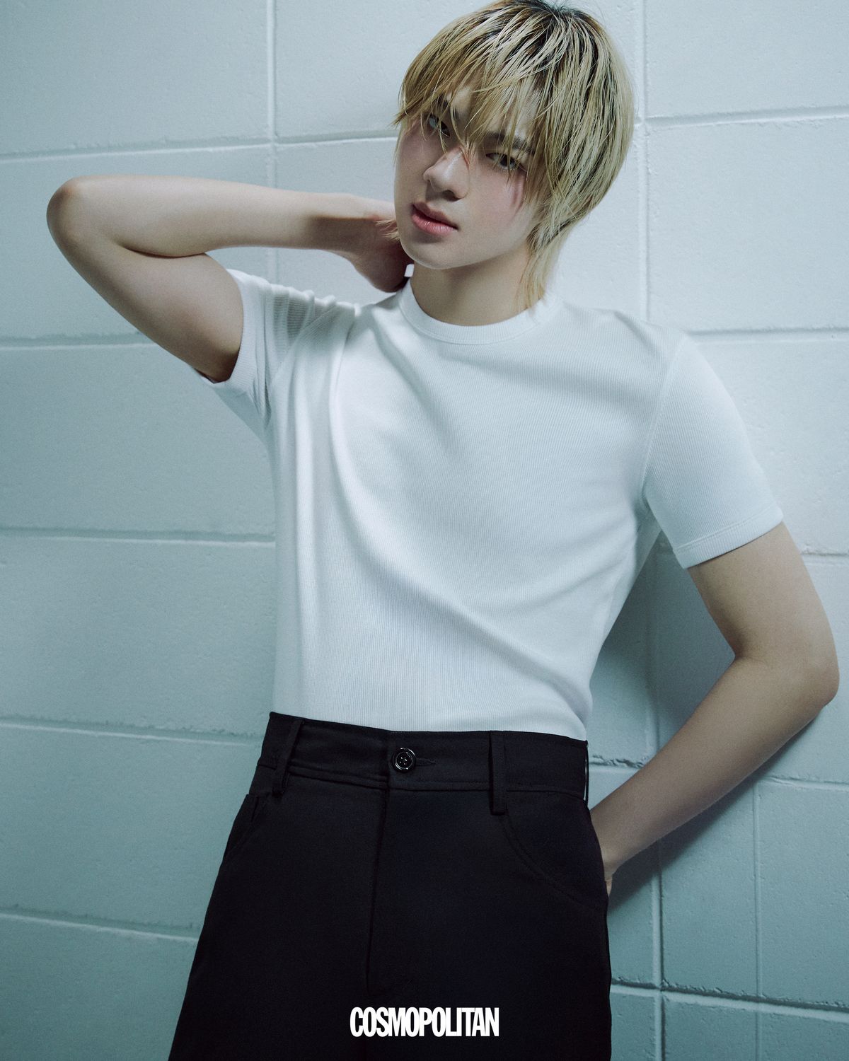 티셔츠 Cos. 팬츠 Séfr.