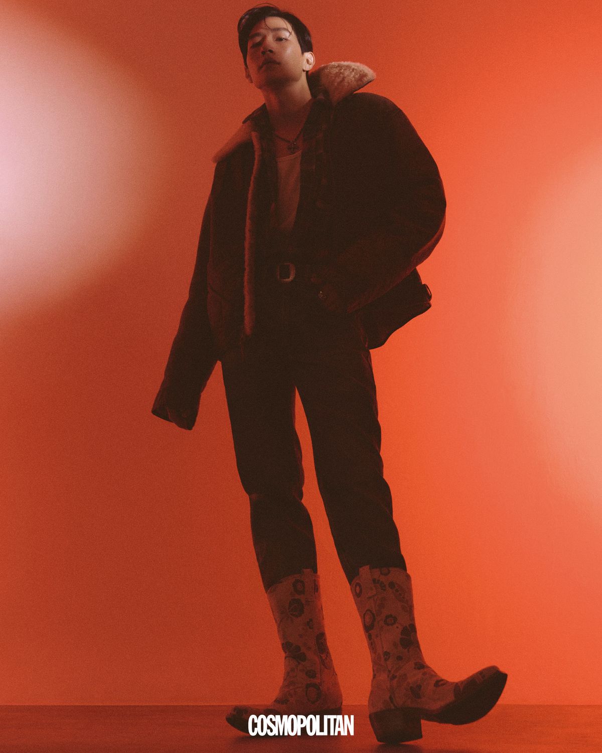 레더 재킷, 셔츠 모두 Polo Ralph Lauren. 데님 팬츠 Levi’s. 목걸이, 반지 Chrome Hearts. 웨스턴 부츠 Prada. 이너 슬리브리스 톱, 벨트 스타일리스트 소장품.