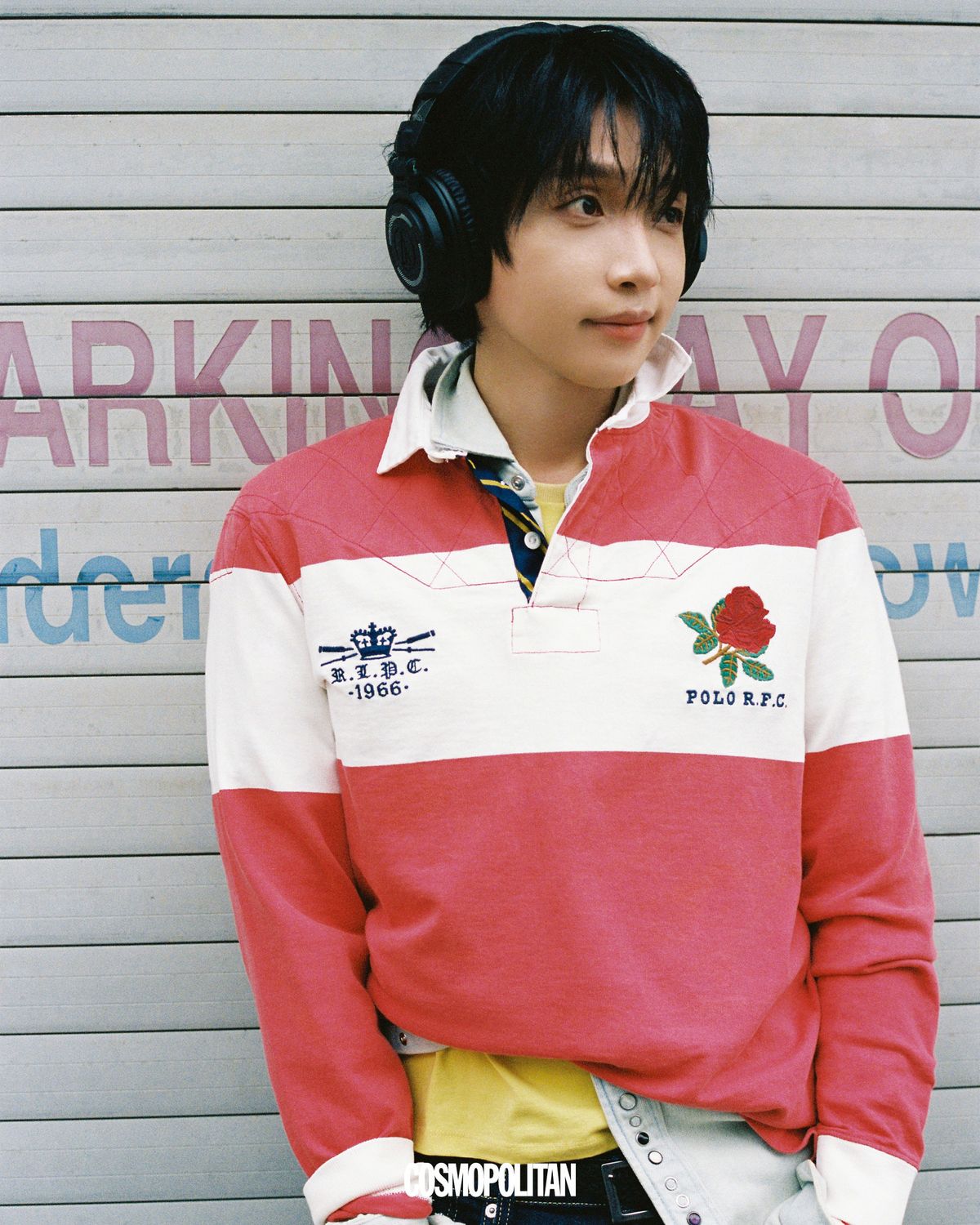 폴로셔츠 Polo Ralph Lauren. 레이어드 데님 셔츠 Golden Goose. 레이어드 티셔츠 Cotchs. 데님 팬츠 Calvin Klein Jeans. 벨트 스타일리스트 소장품.