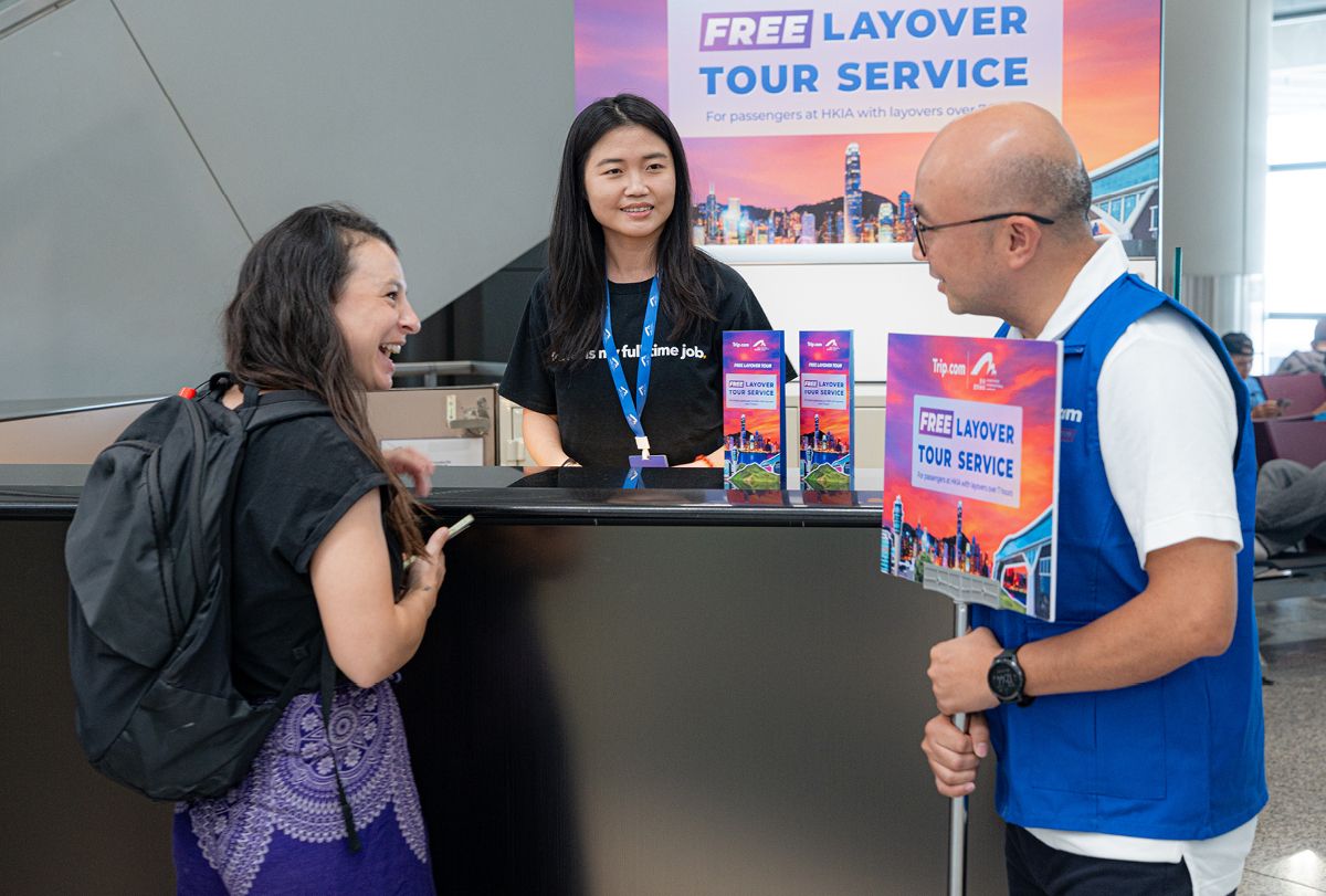 홍콩 국제공항 환승 카운터 E134, E135와 A 도착장(A03, A04)에 위치한 트립닷컴 카운터에서 무료 환승 투어 서비스 예약이 가능하다(투어당 20명 선착순).