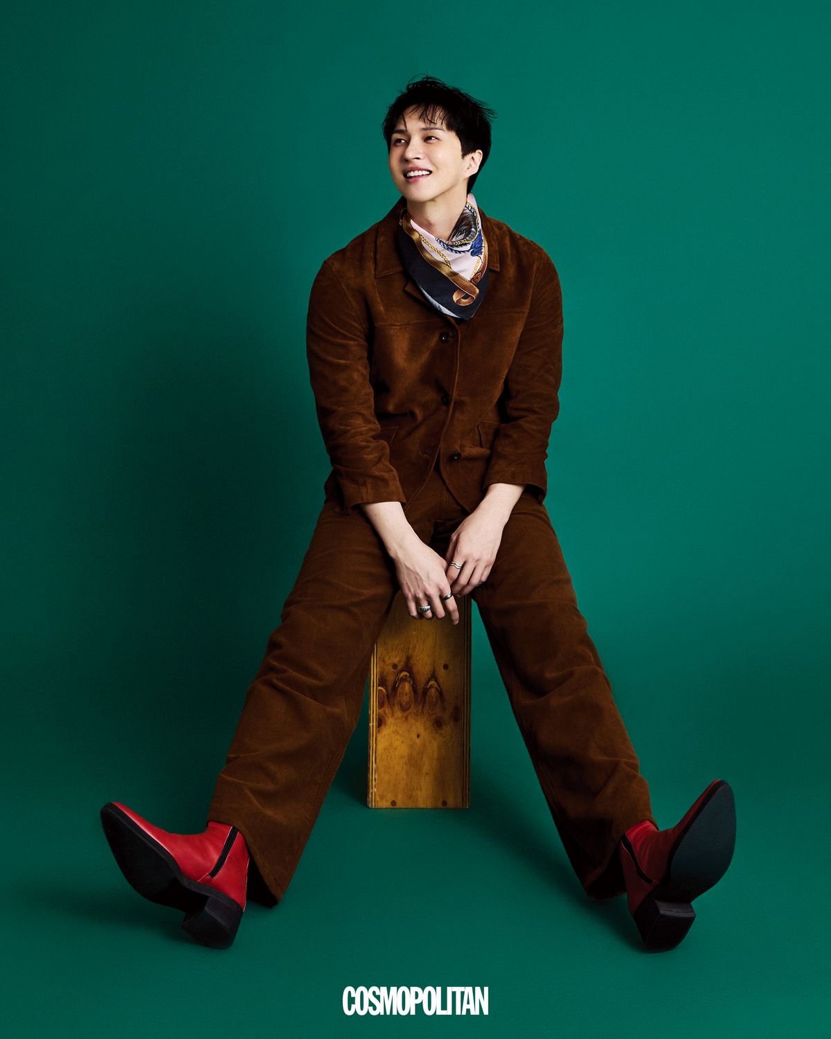 스웨이드 재킷, 스웨이드 팬츠 모두 Coach. 스카프 Open Yy. 반지, 슈즈 스타일리스트 소장품.