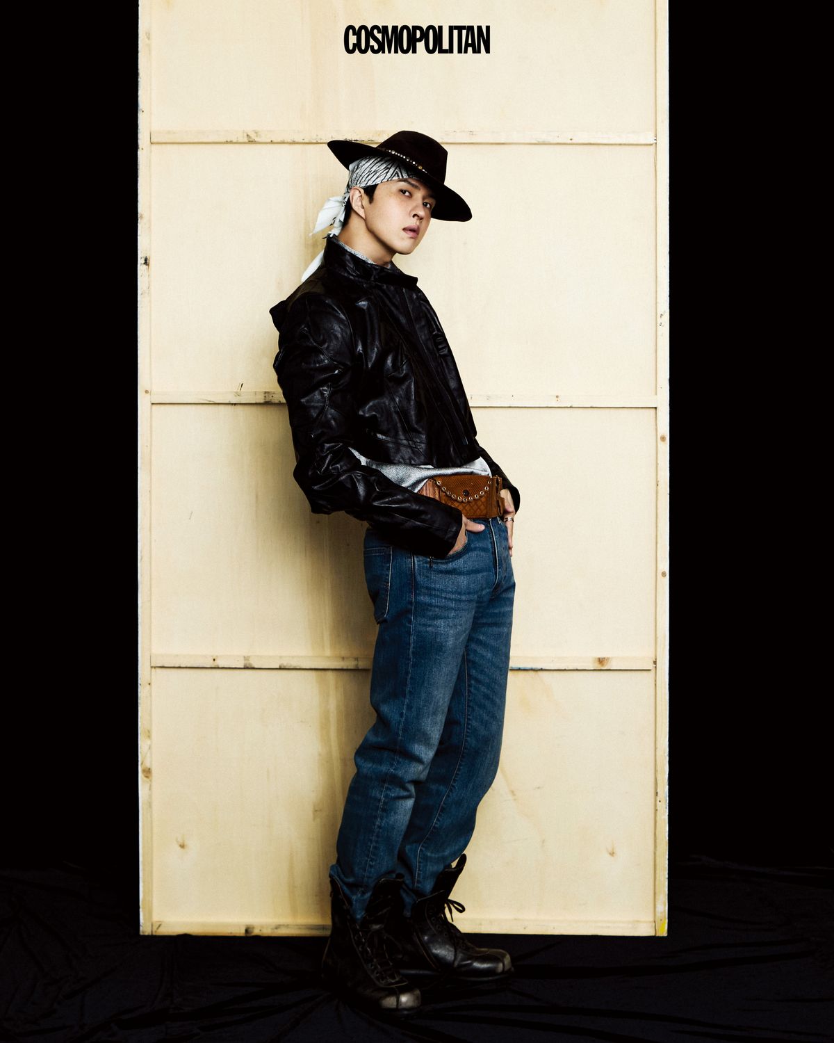 레더 재킷 Julius. 셔츠 John Varvatos. 데님 팬츠 Levi’s. 카우보이 해트 Golden Goose. 두건 Gila Archive. 벨트 백 Bell & Nouveau. 슈즈 Camper. 반지 스타일리스트 소장품.