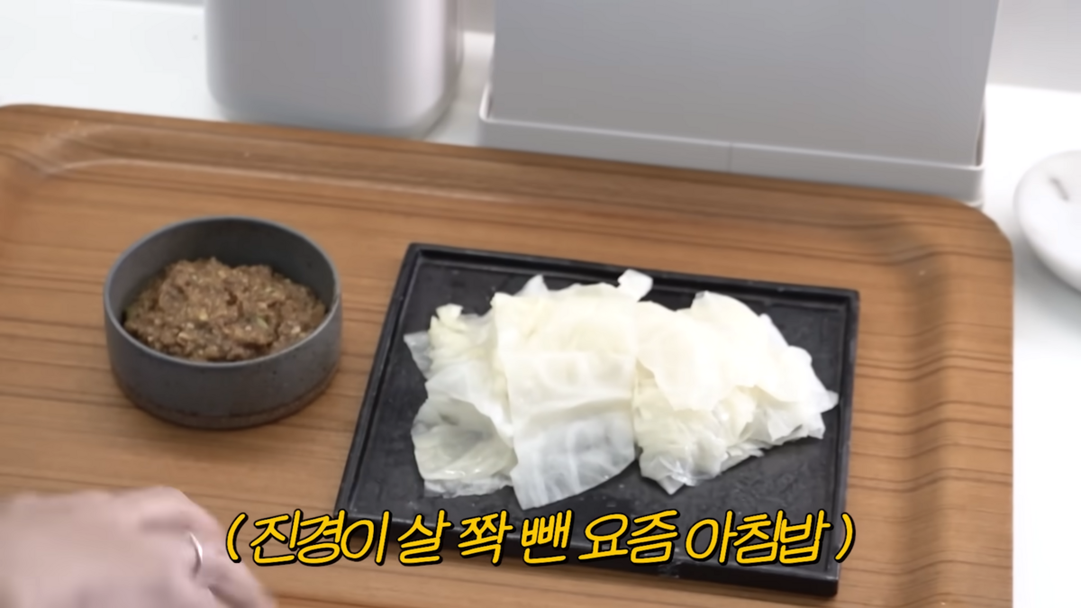 홍진경의 양배추 된장 쌈. 유튜브 ‘공부왕찐천재 홍진경’