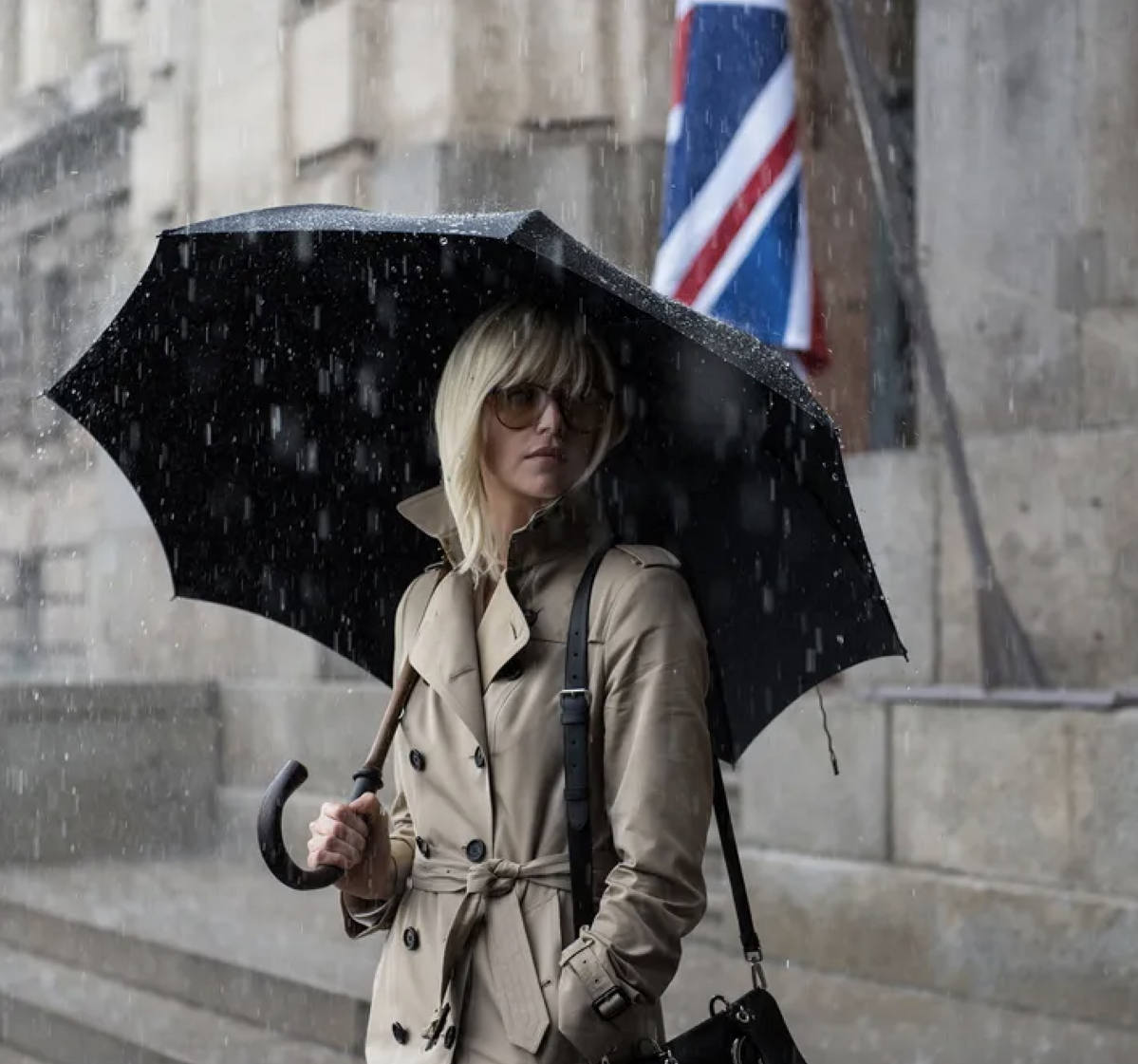 아토믹 블론드 트렌치 코트 | 영화 <아토믹 블론드> 스틸 이미지