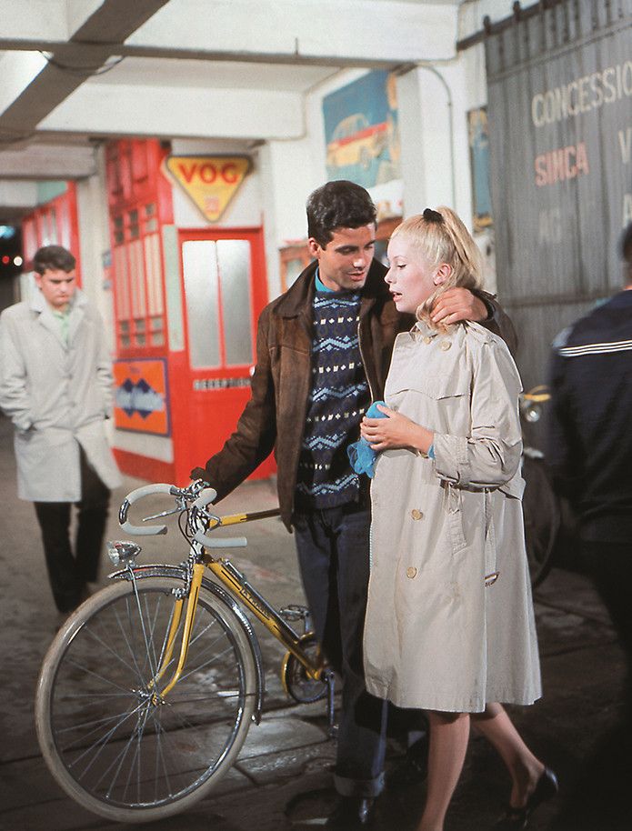 쉘브르의 우산 트렌치 코트 | 영화 <쉘브르의 우산> 스틸 이미지