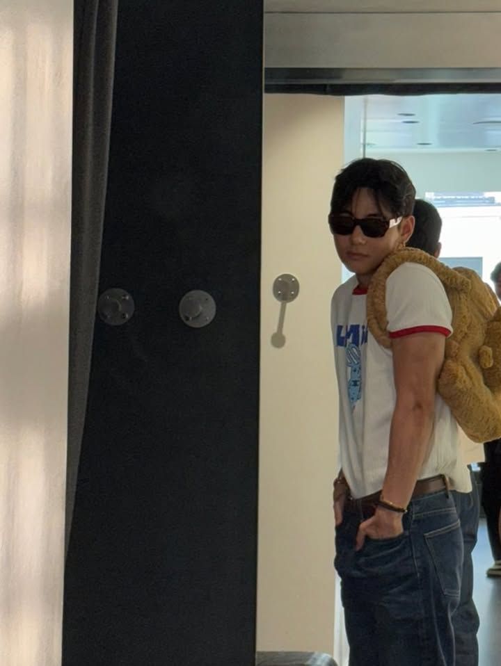 BTS 뷔 젤리캣 바톨로뮤 베어 가방 | 인스타그램 @thv