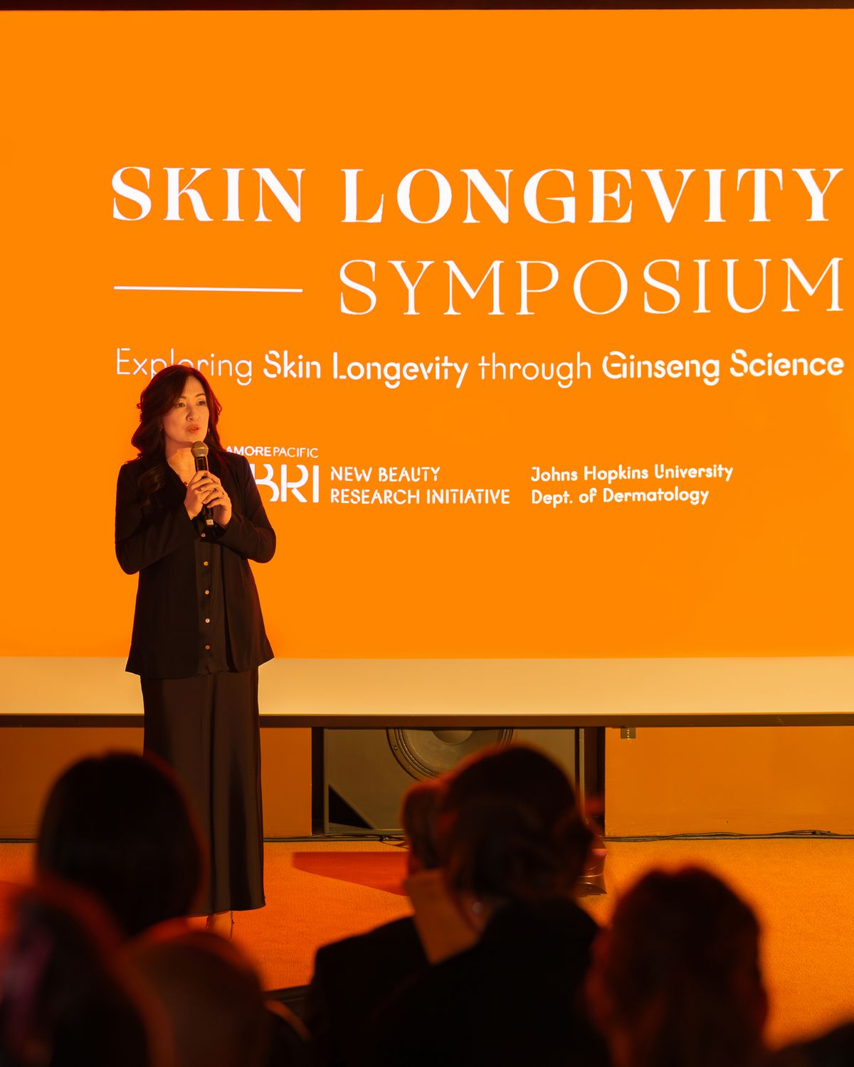 웰컴 인사를 전하는 설화수 정혜진 부사장.